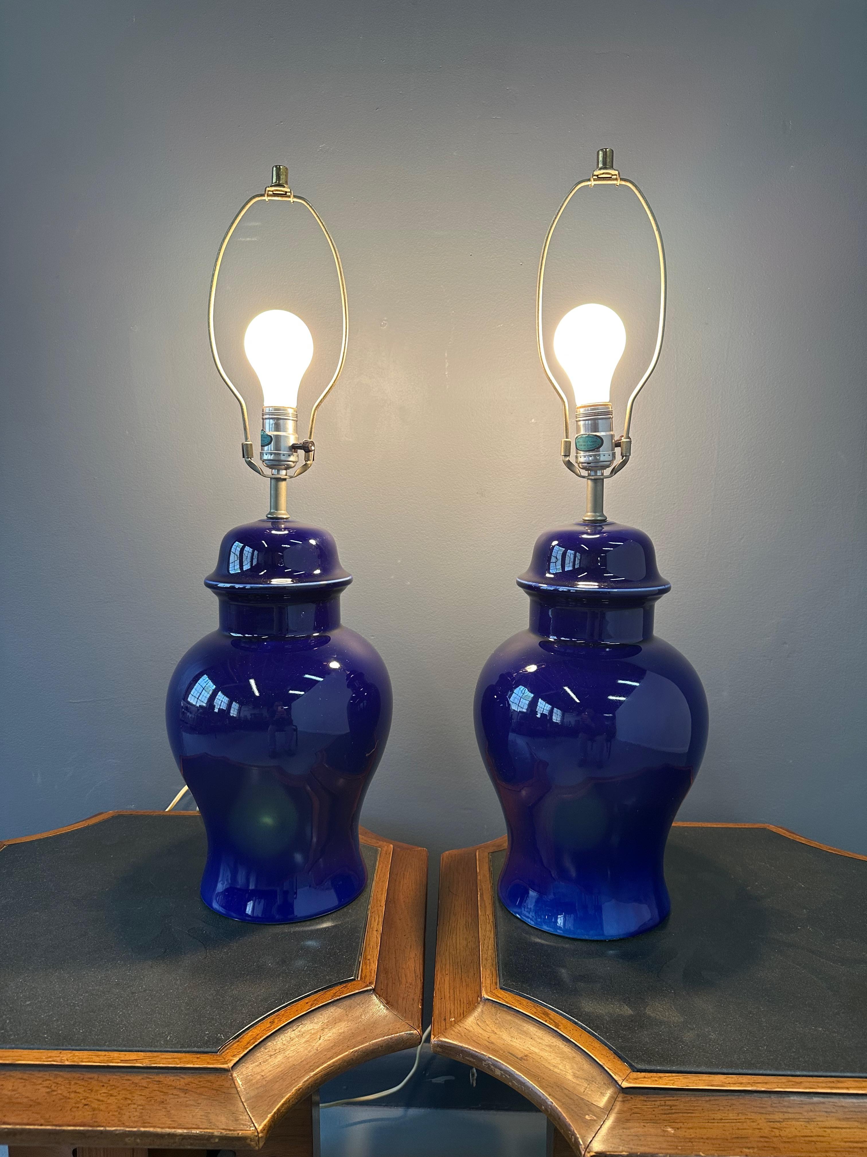 Paire de lampes en céramique en forme de jarre de gingembre des années 1970 en bleu cobalt par CN Burman en vente 1