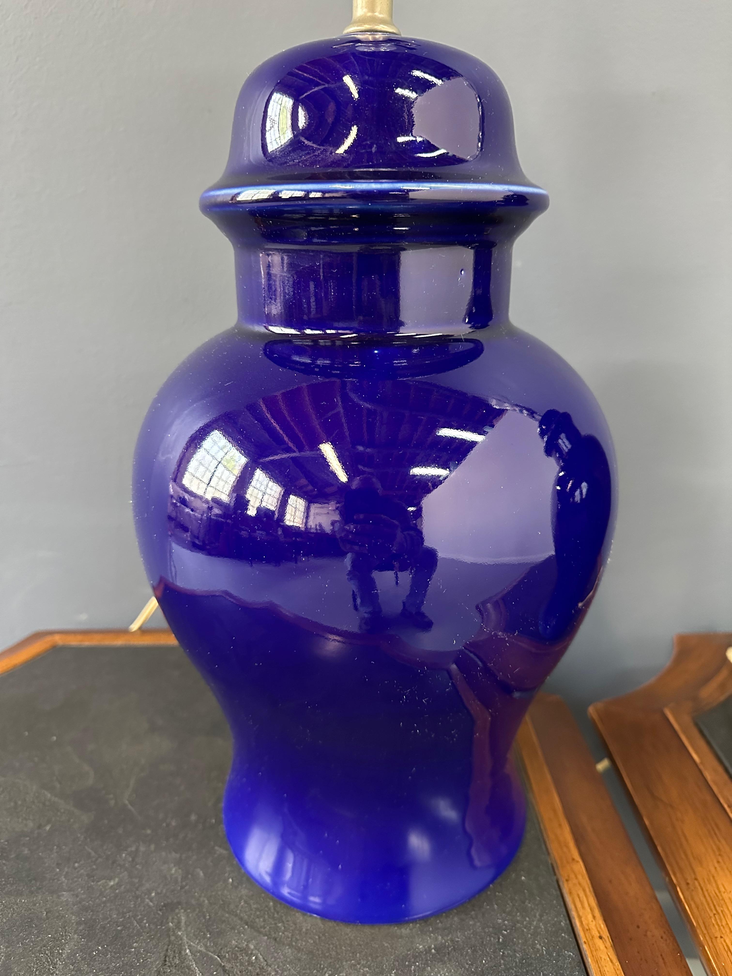 Paire de lampes en céramique en forme de jarre de gingembre des années 1970 en bleu cobalt par CN Burman en vente 2
