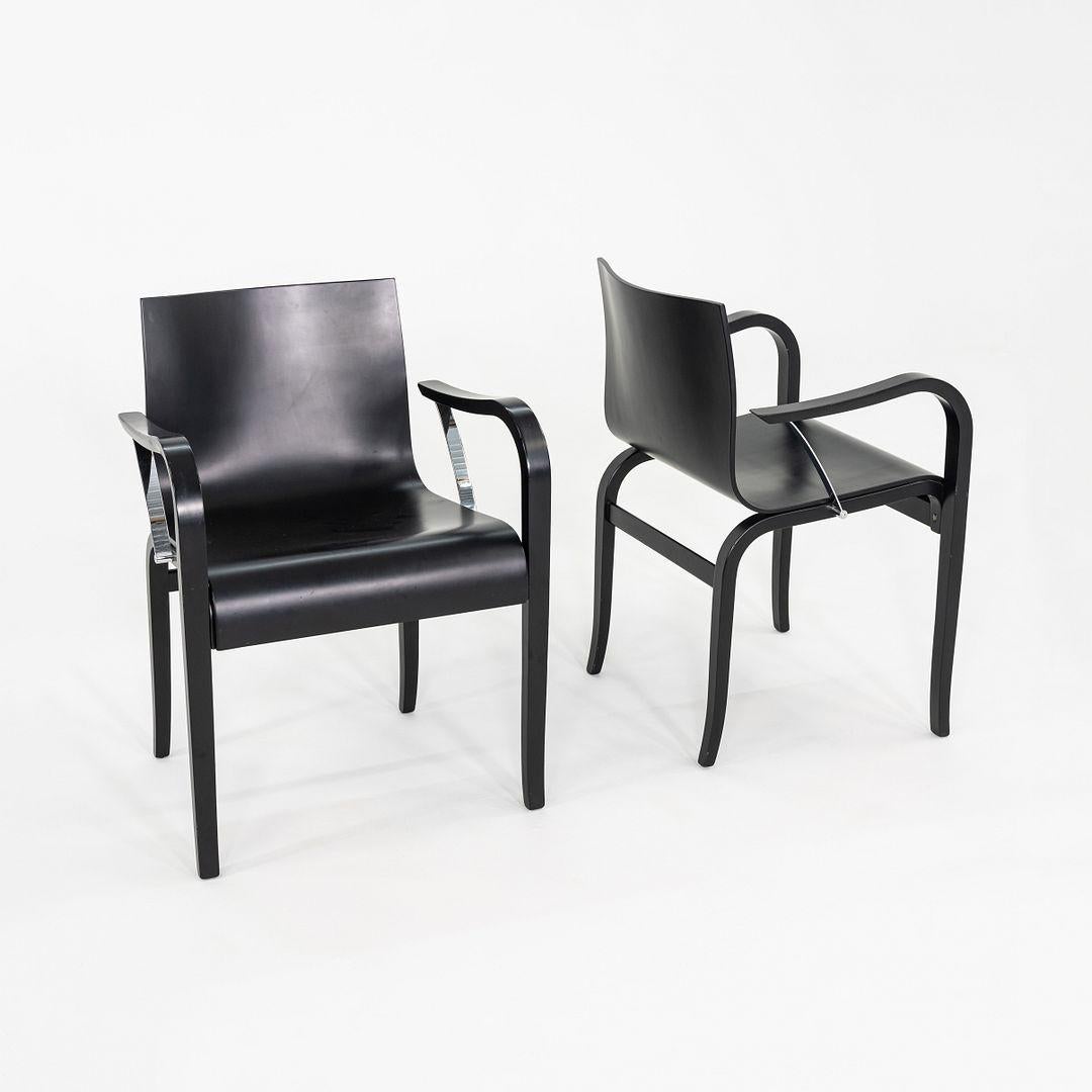 Il s'agit d'une paire de chaises de salle à manger Ginotta, conçues par Enrico Franzolini pour Crassevig en 1989. Ces exemples particuliers ont été produits par Crassevig en Italie. Leur conception sculpturale simple comprend un cadre en