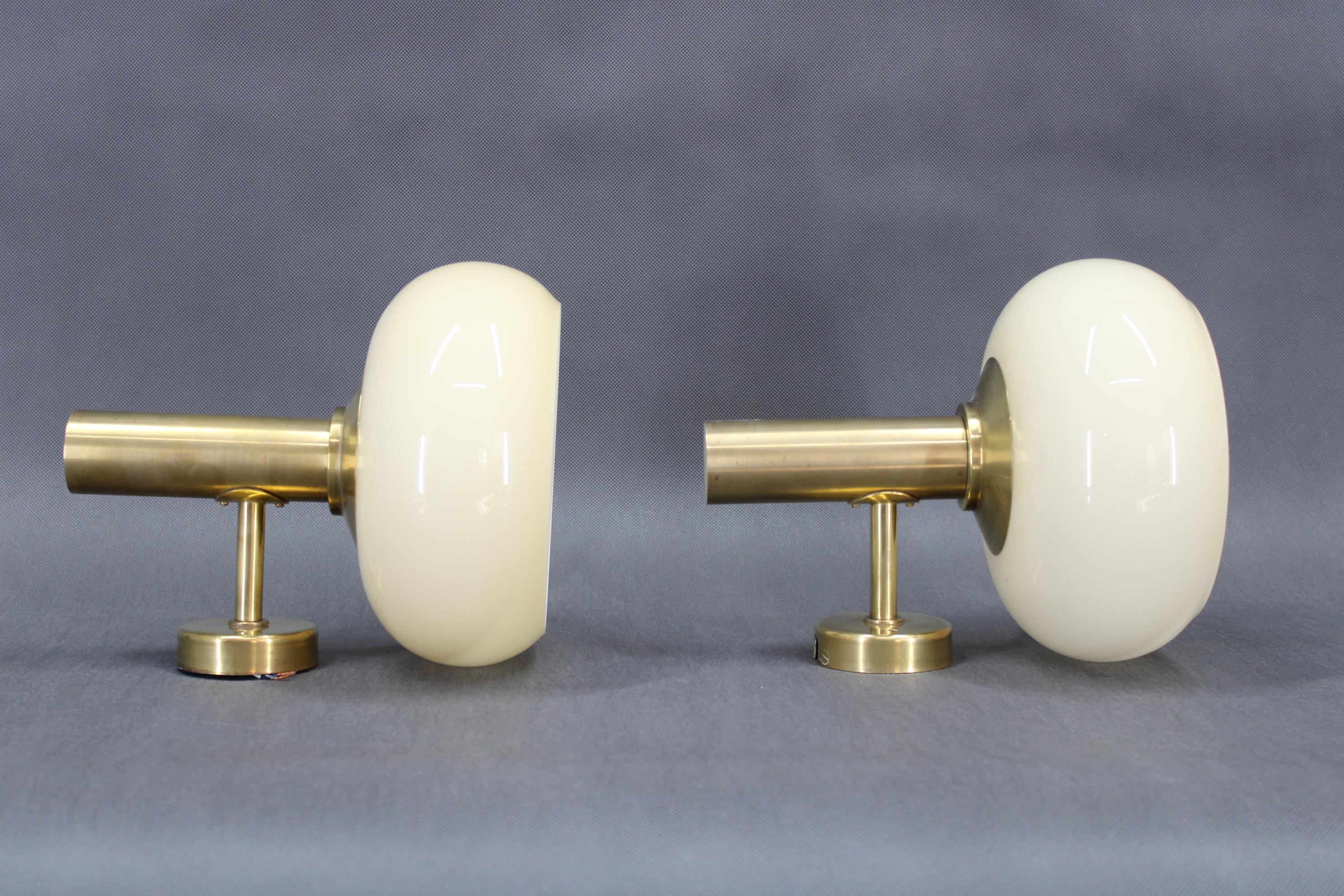 Mid-Century Modern Paire d'appliques en verre finition laiton, Tchécoslovaquie, années 1970 en vente