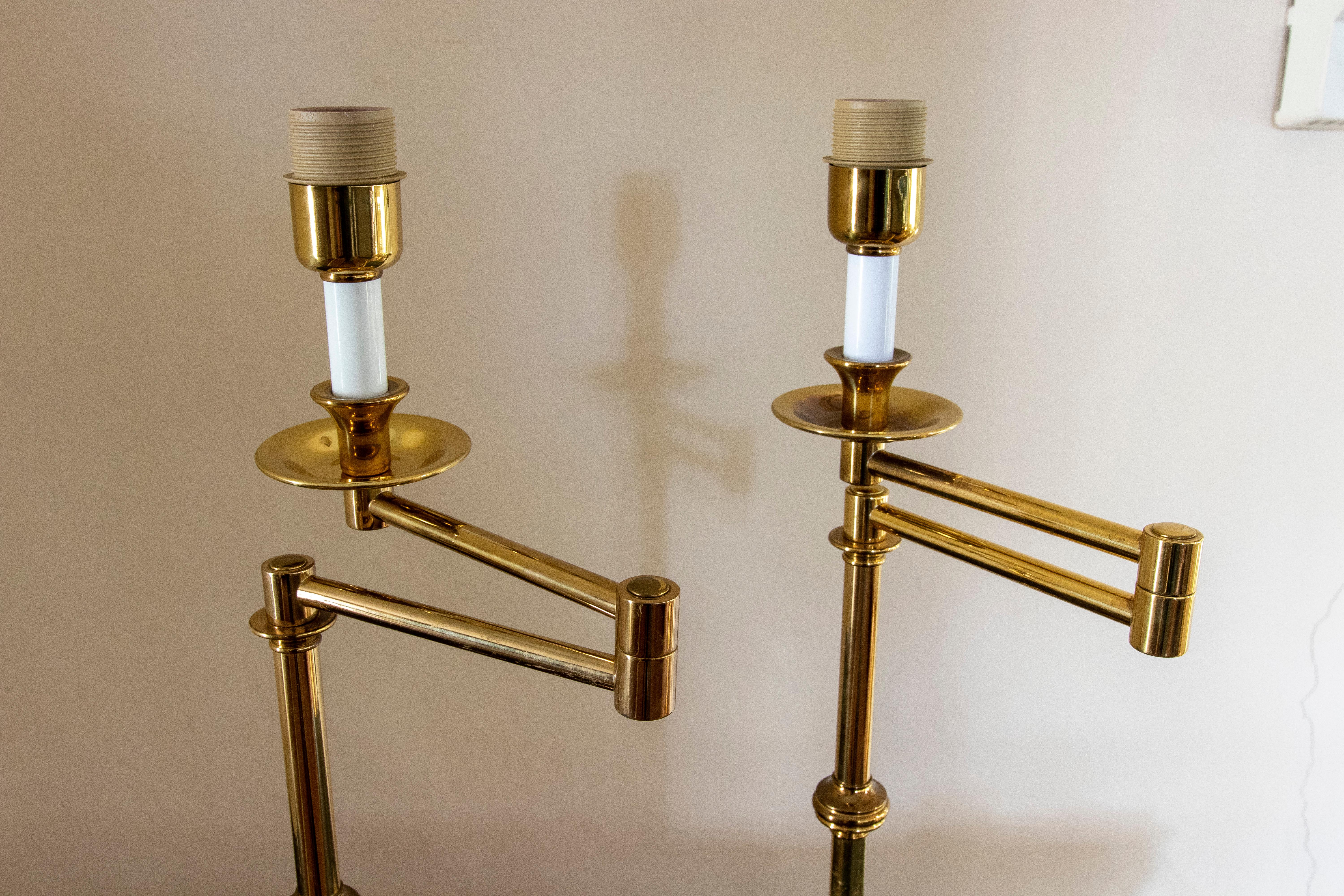 1970 Paire de lampes de table articulées en laiton doré en vente 5