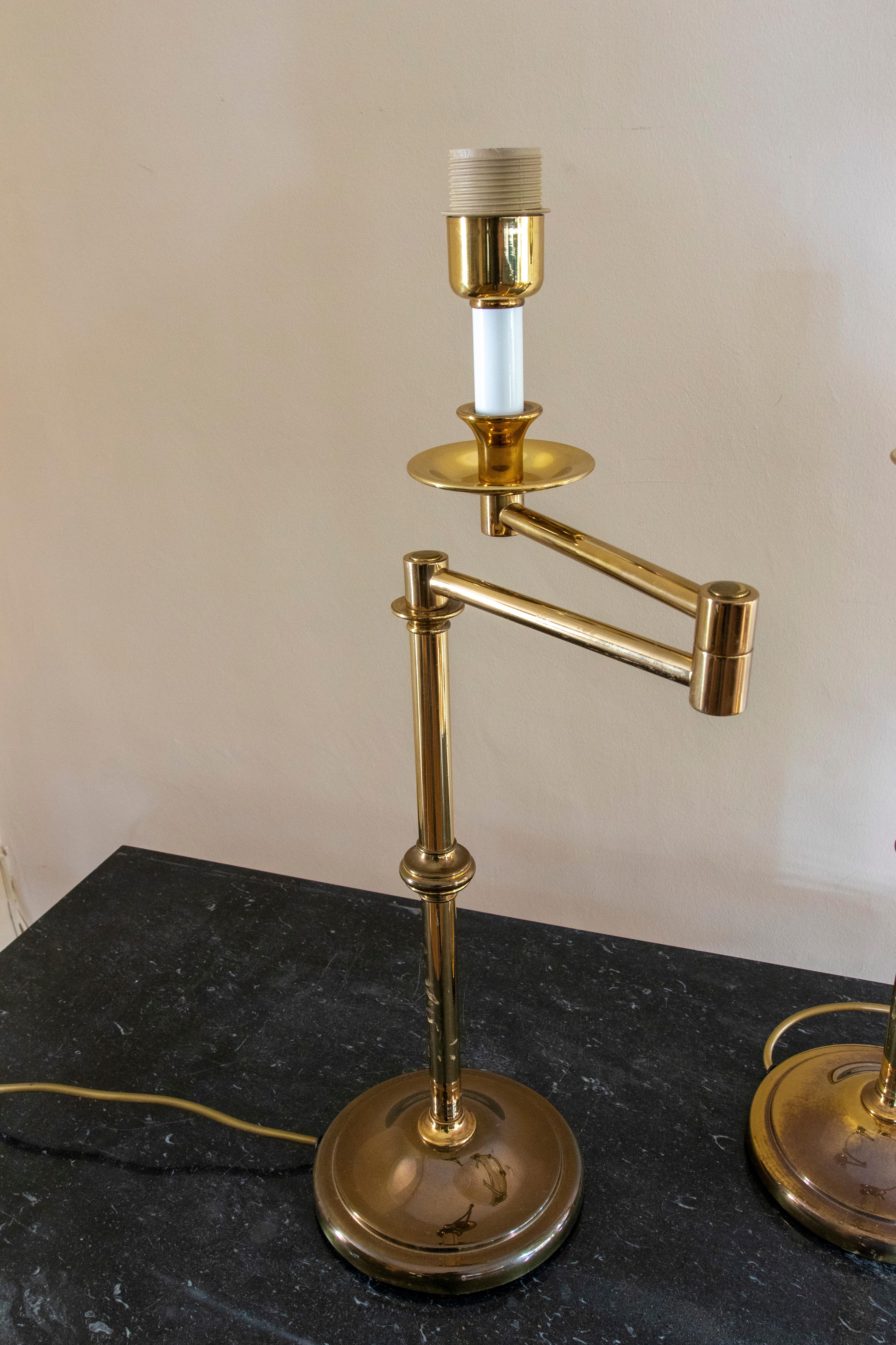 1970 Paire de lampes de table articulées en laiton doré en vente 6