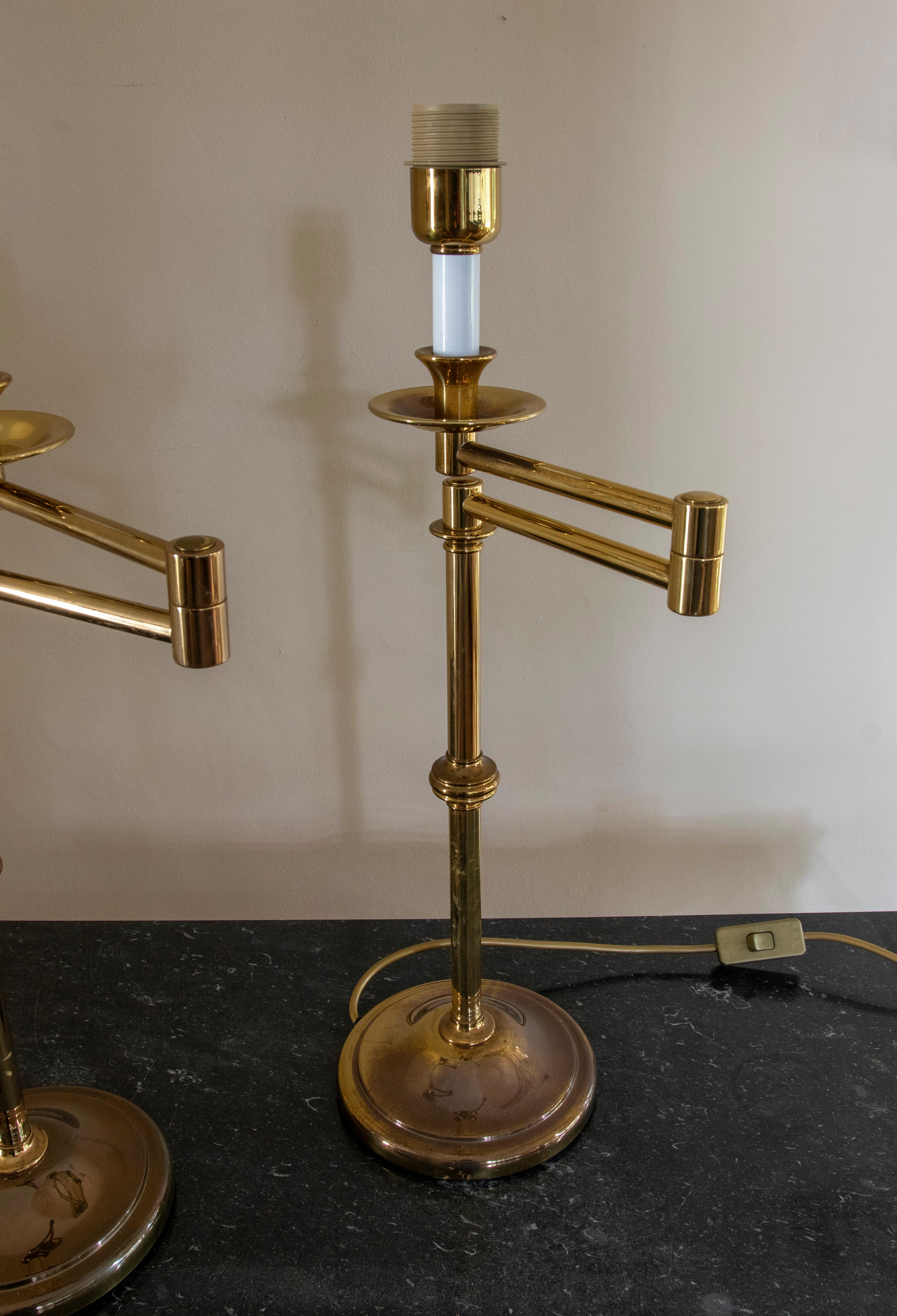 1970 Paire de lampes de table articulées en laiton doré en vente 7