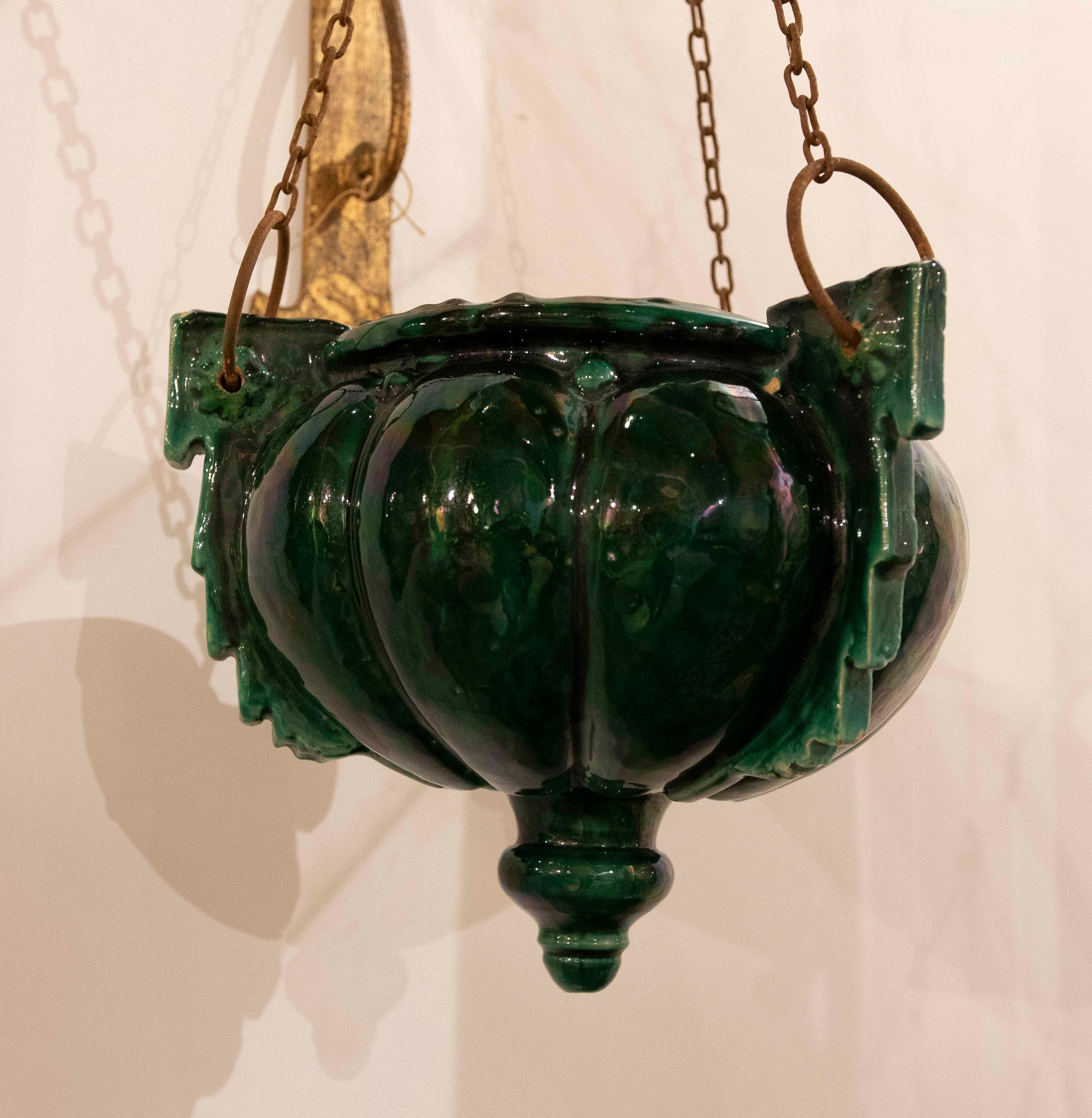 Paire de jardinières suspendues en verre vert et fer doré des années 1970 en vente 3