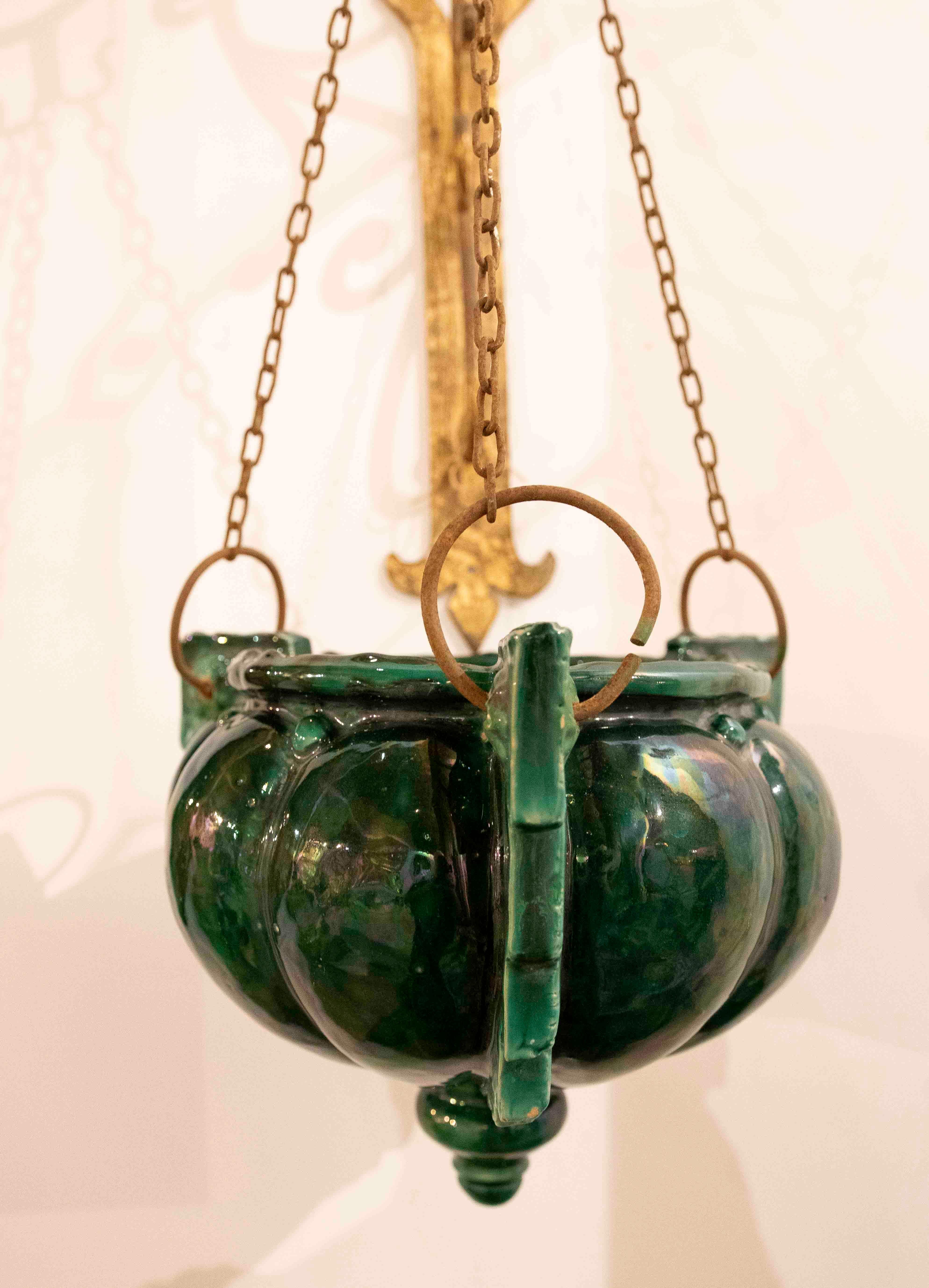 Paire de jardinières suspendues en verre vert et fer doré des années 1970 en vente 5