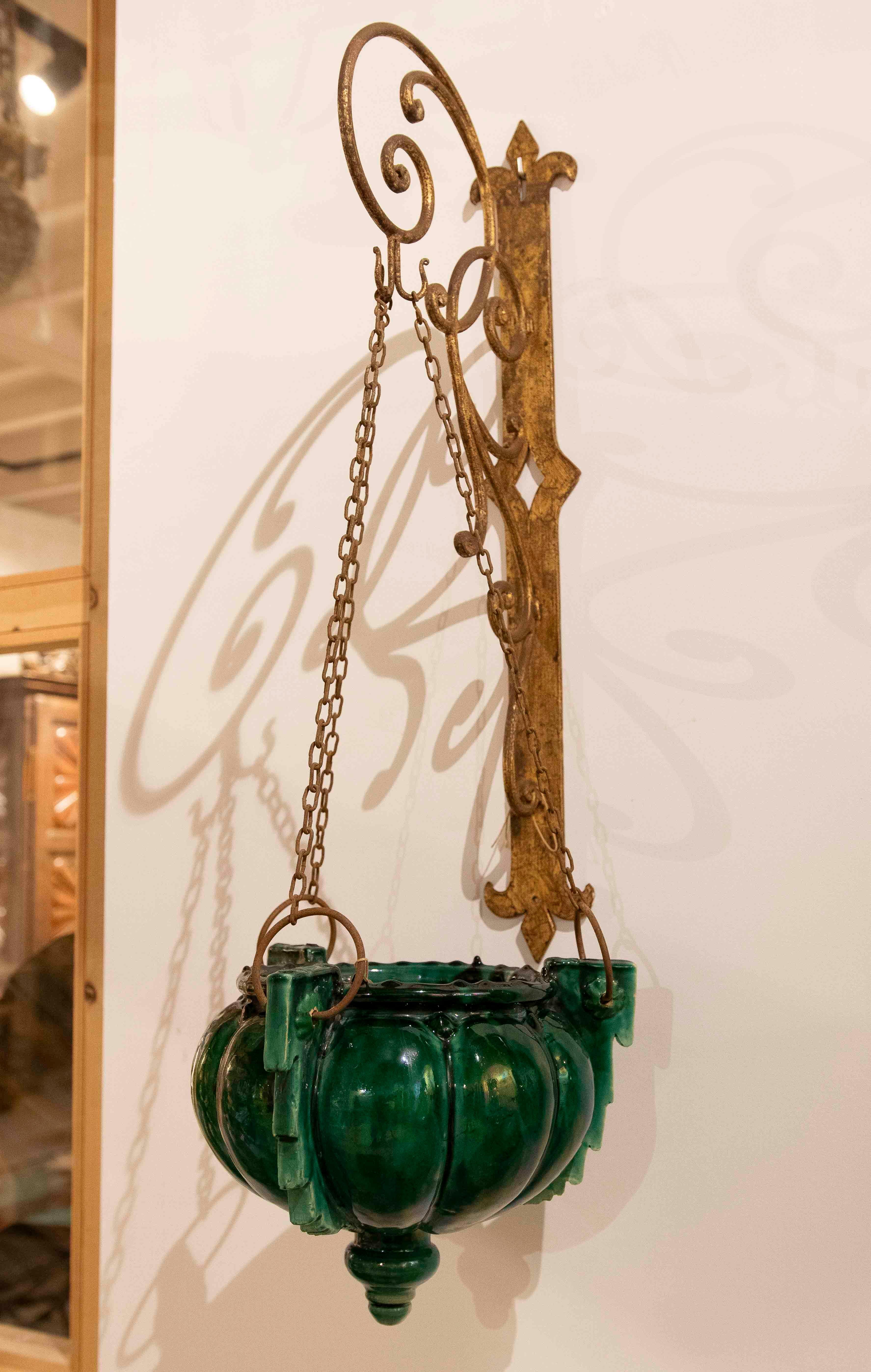 Paire de jardinières suspendues en verre vert et fer doré des années 1970 en vente 8