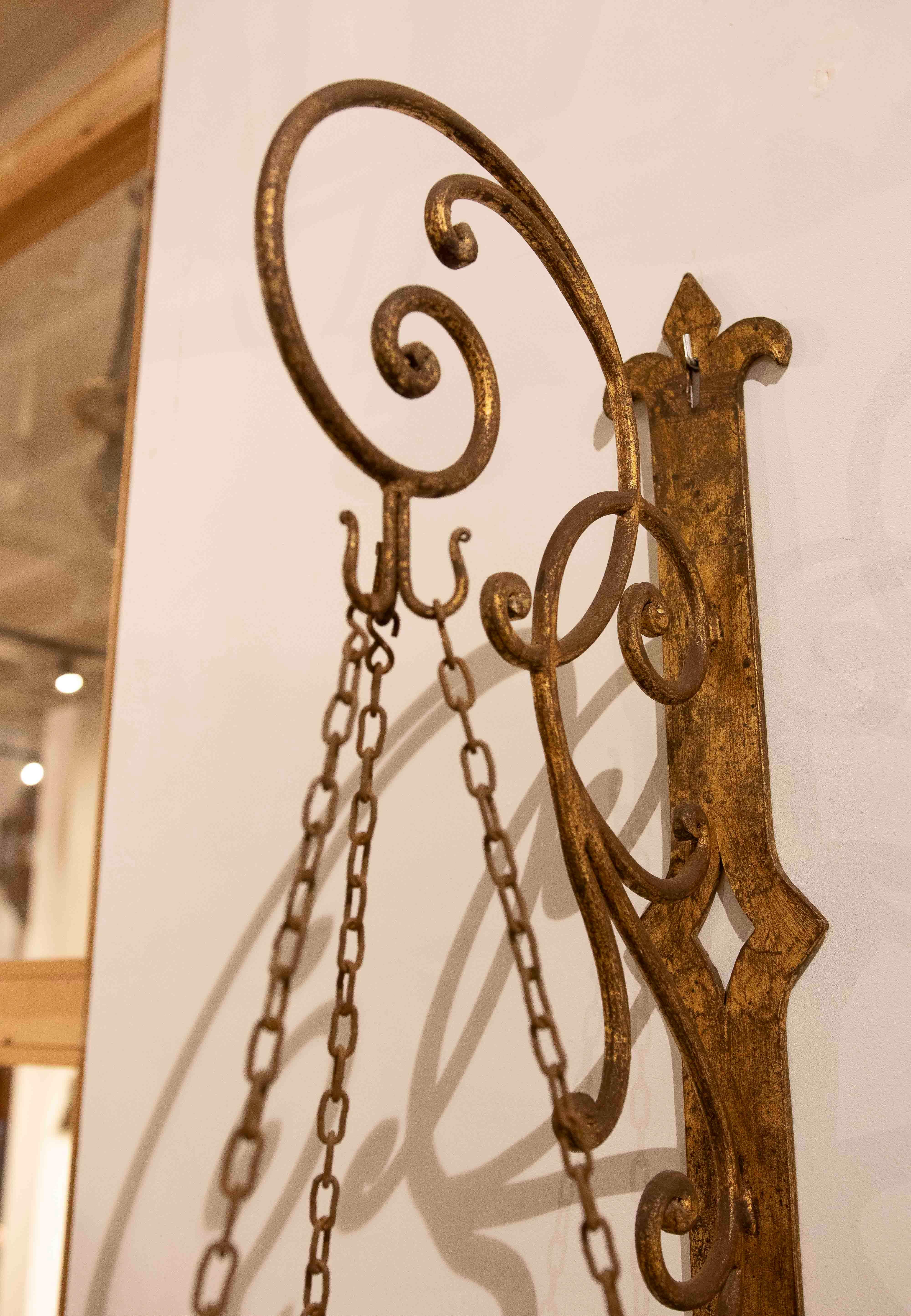 Espagnol Paire de jardinières suspendues en verre vert et fer doré des années 1970 en vente