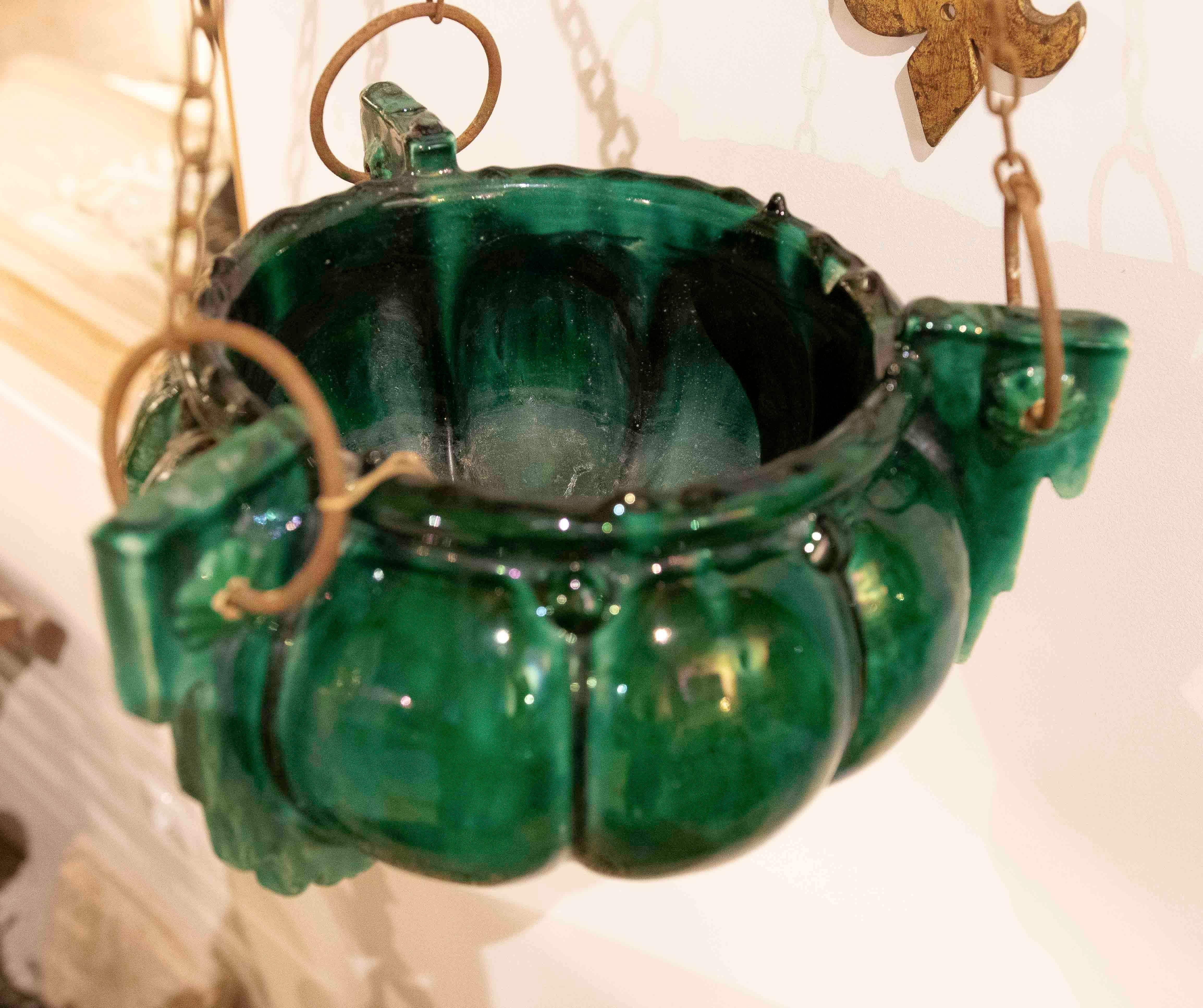 20ième siècle Paire de jardinières suspendues en verre vert et fer doré des années 1970 en vente