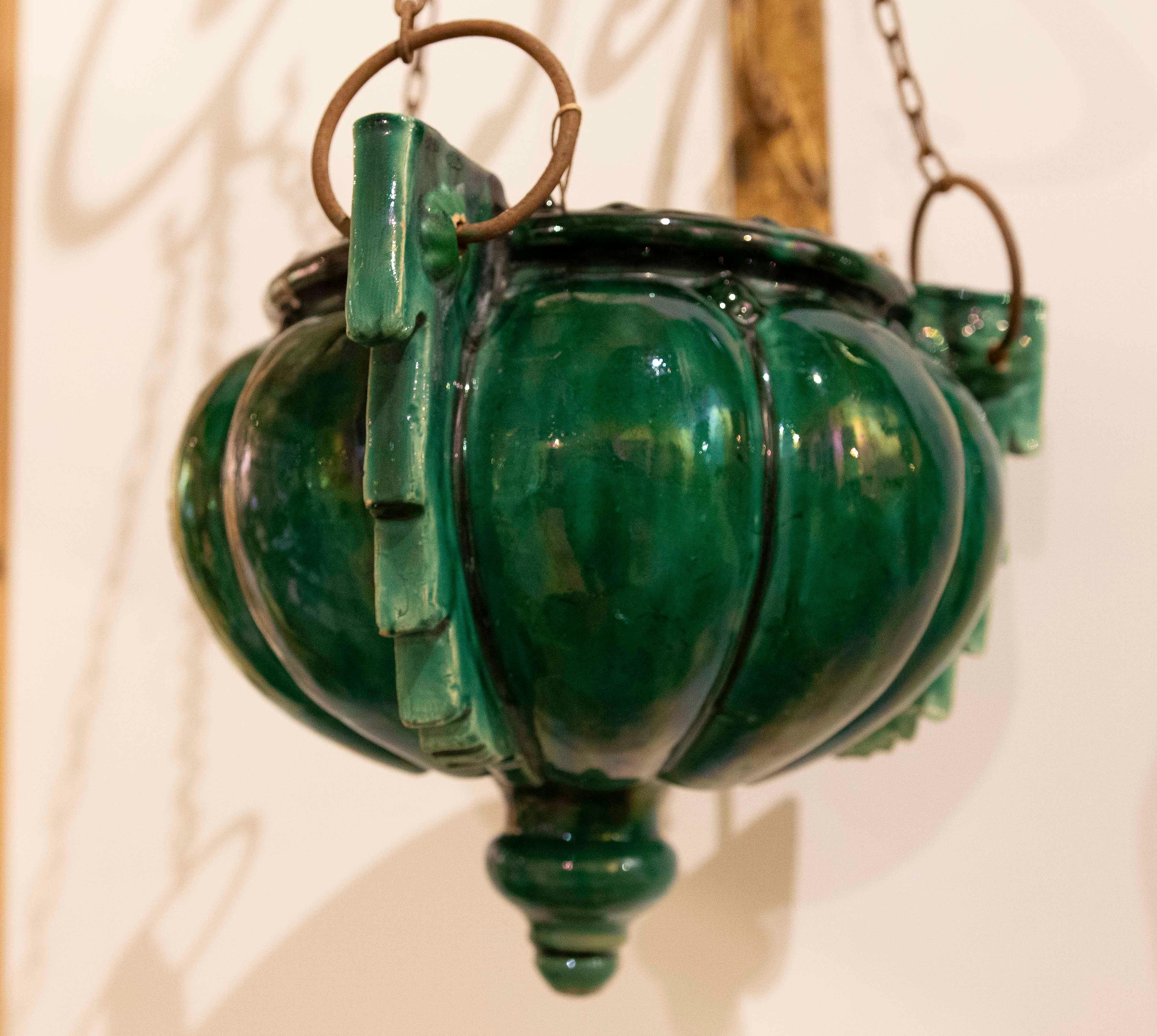 Céramique Paire de jardinières suspendues en verre vert et fer doré des années 1970 en vente
