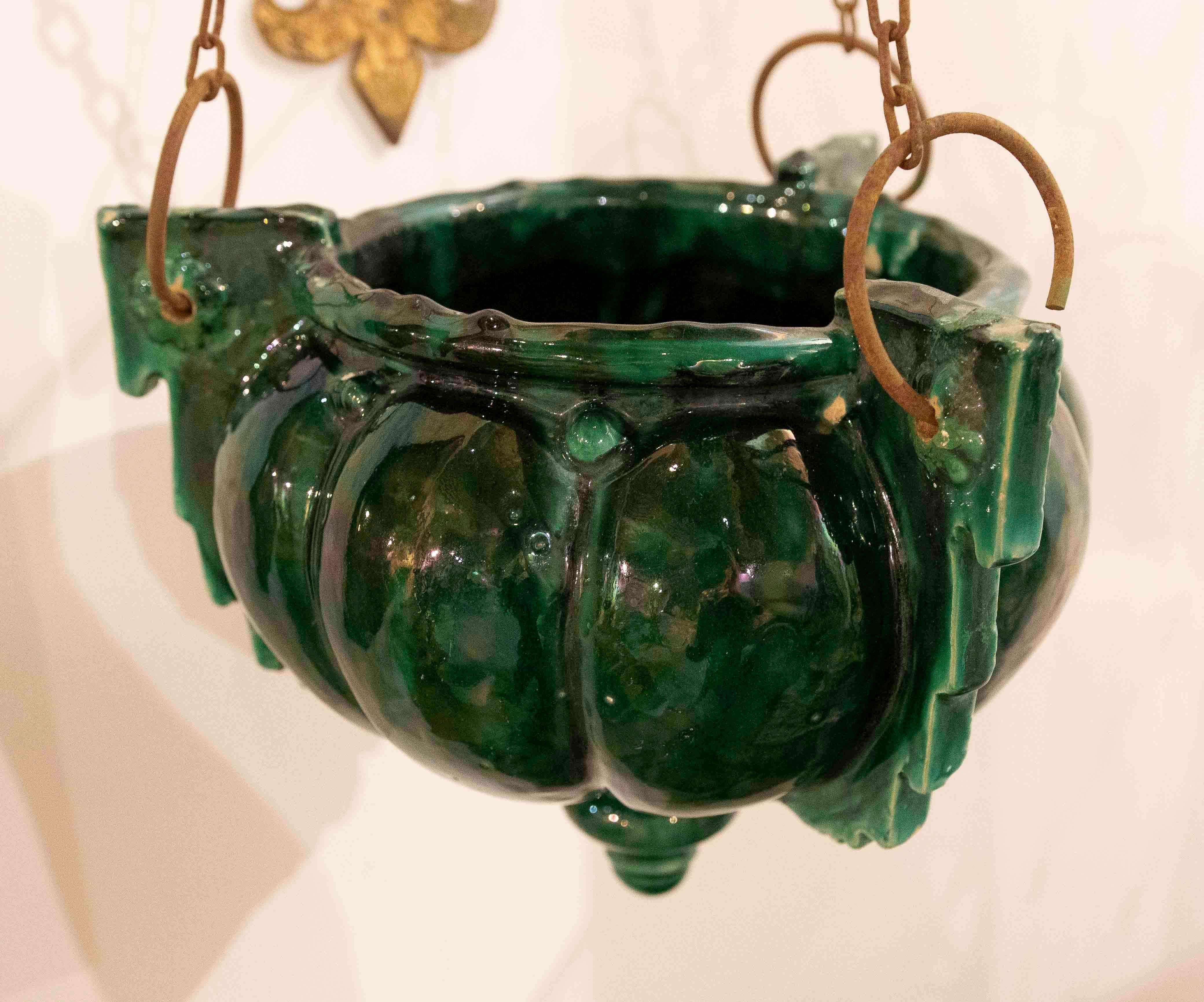 Paire de jardinières suspendues en verre vert et fer doré des années 1970 en vente 1