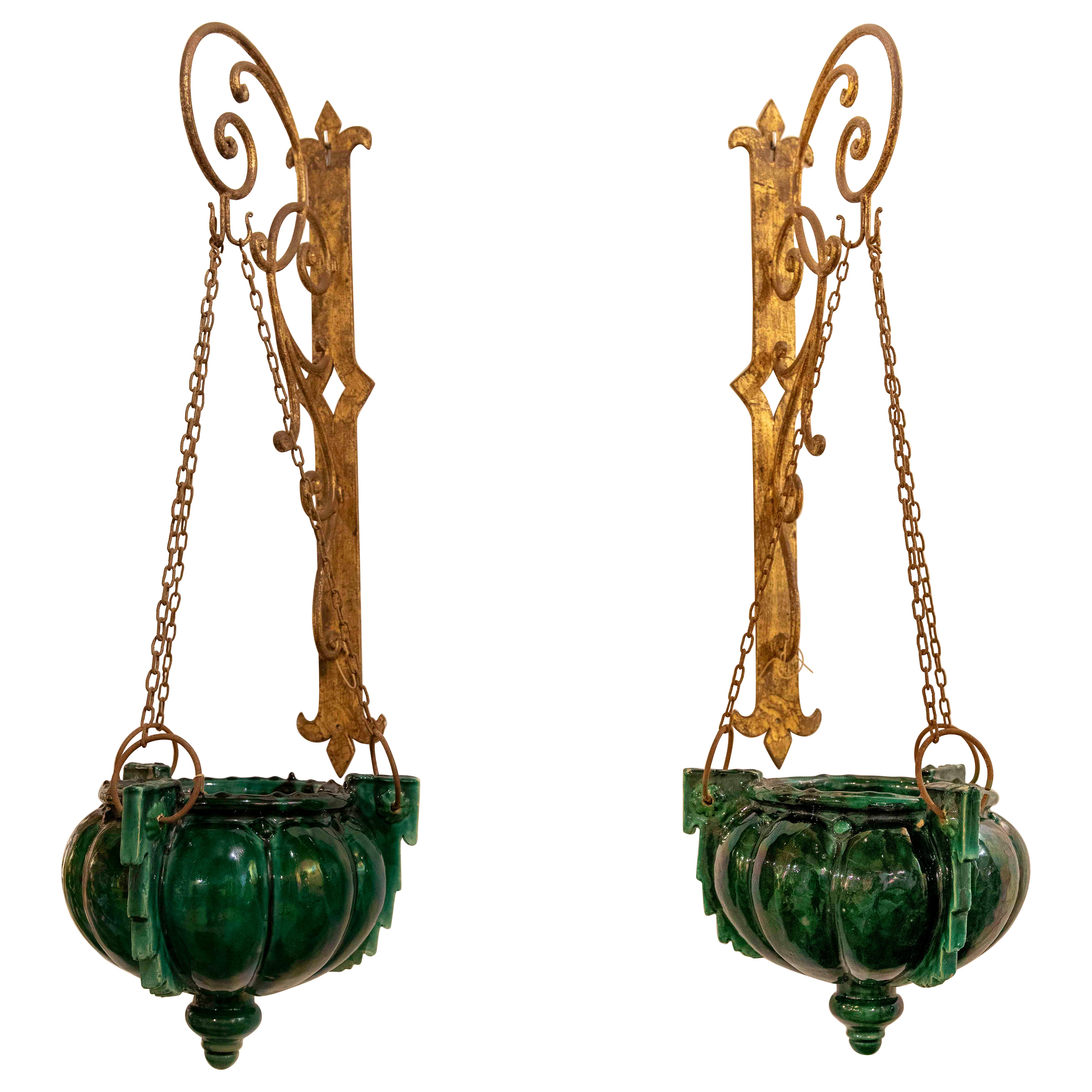 Paire de jardinières suspendues en verre vert et fer doré des années 1970 en vente