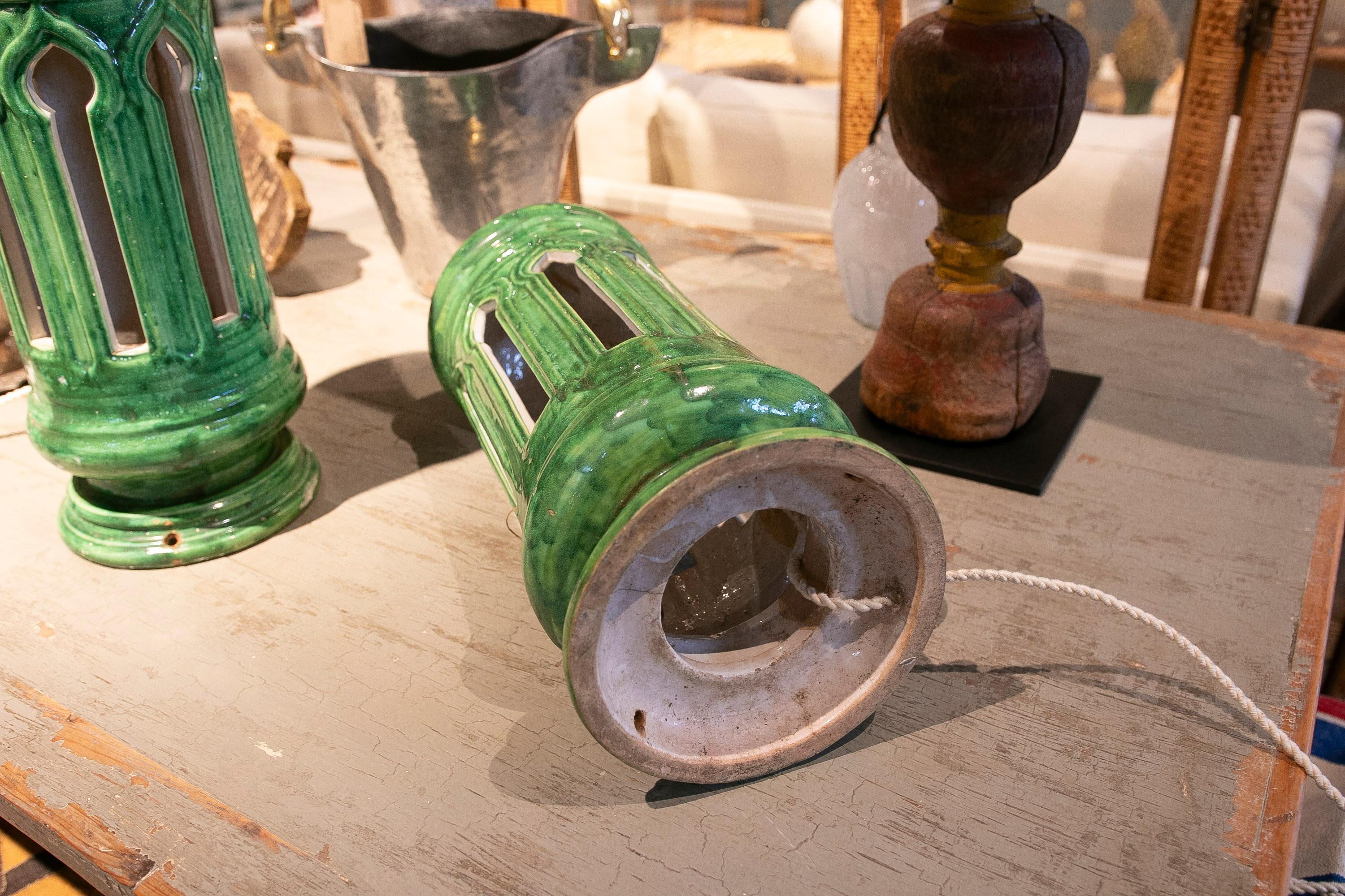 Paire de lampes en céramique émaillée verte des années 1970  en vente 7