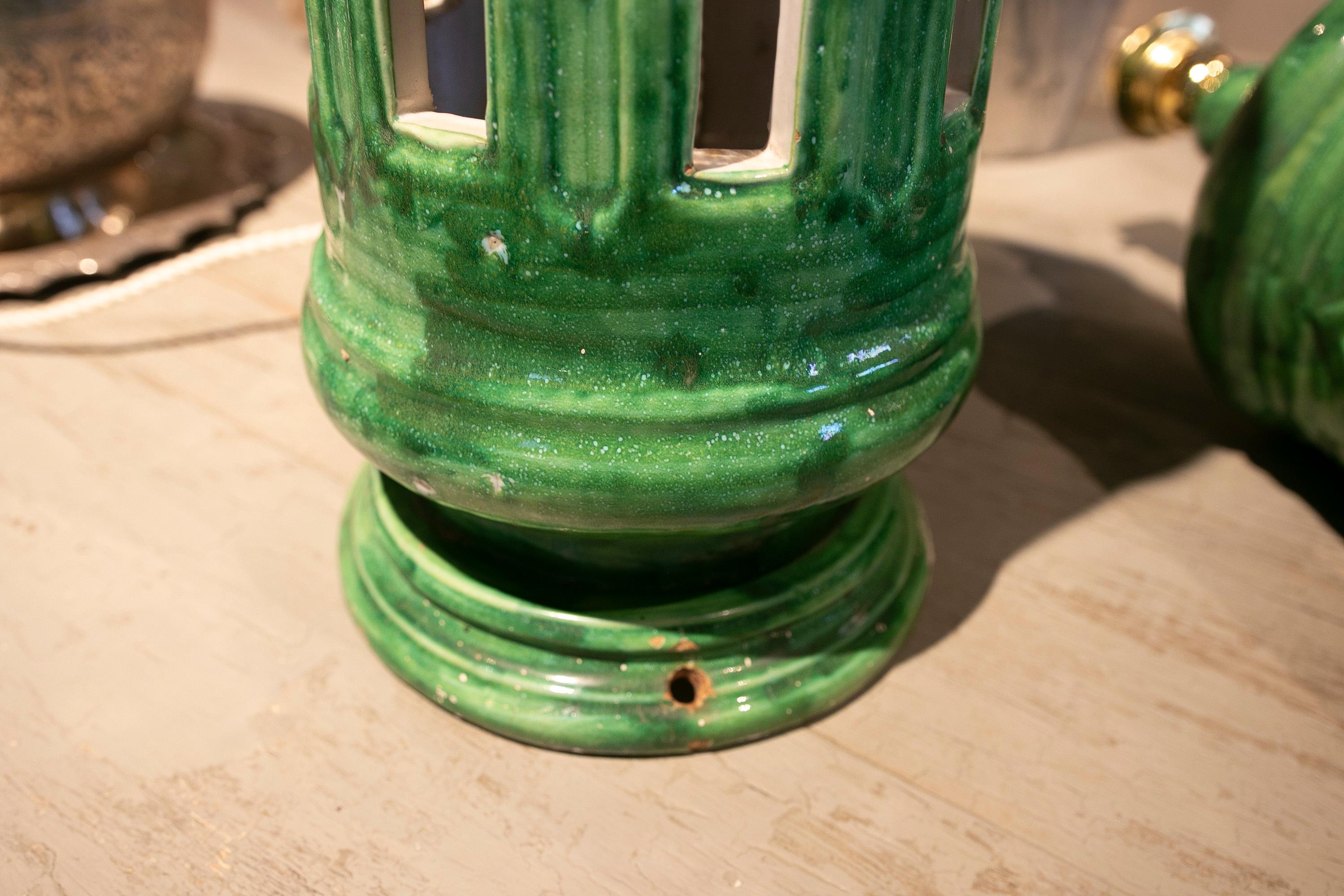 Paire de lampes en céramique émaillée verte des années 1970  en vente 10