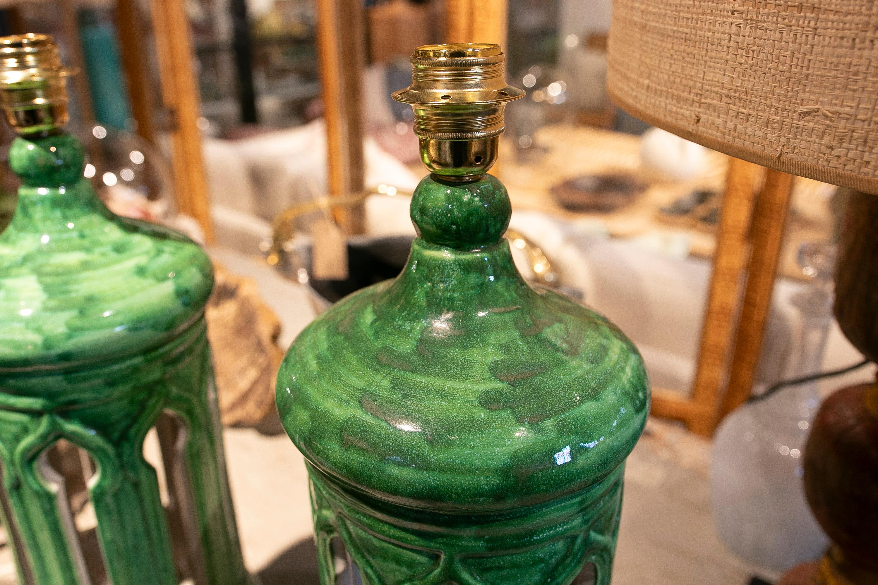 Paire de lampes en céramique émaillée verte des années 1970  en vente 1