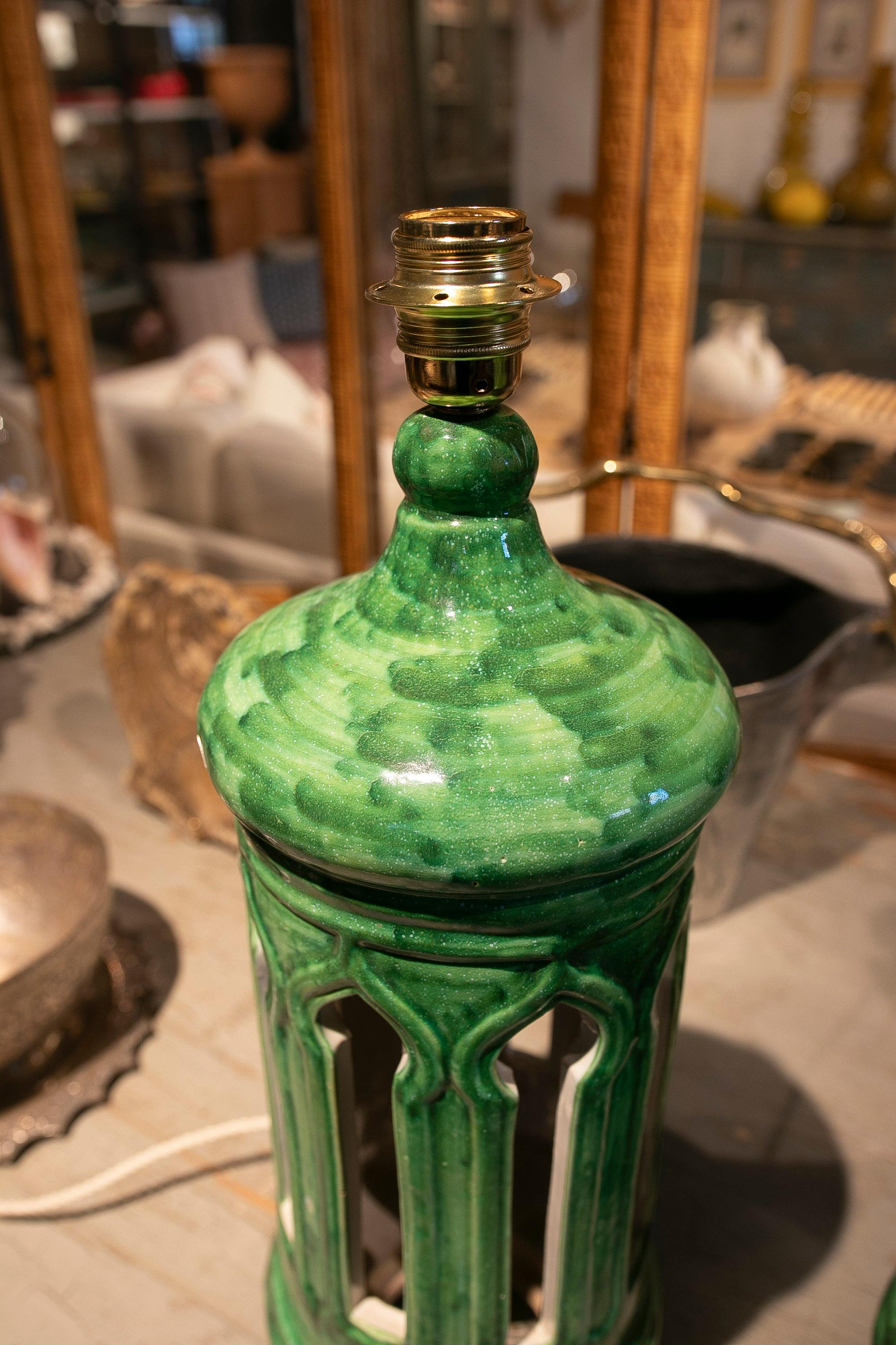Paire de lampes en céramique émaillée verte des années 1970  en vente 2