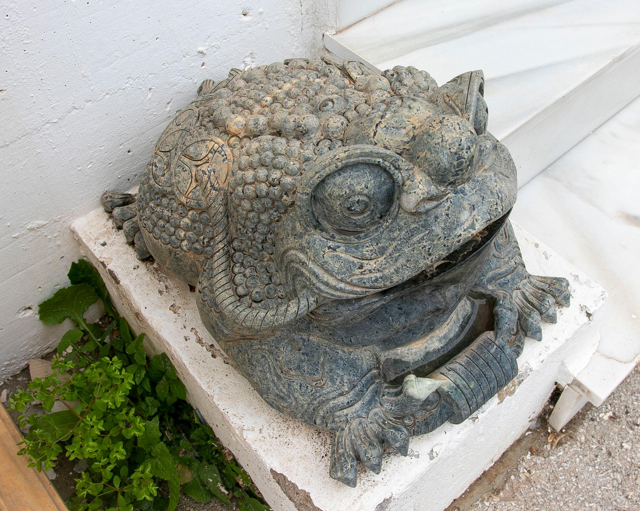 1970s Pair of Hand-Carved Green Marble Frogs  In Good Condition For Sale In Marbella, ES