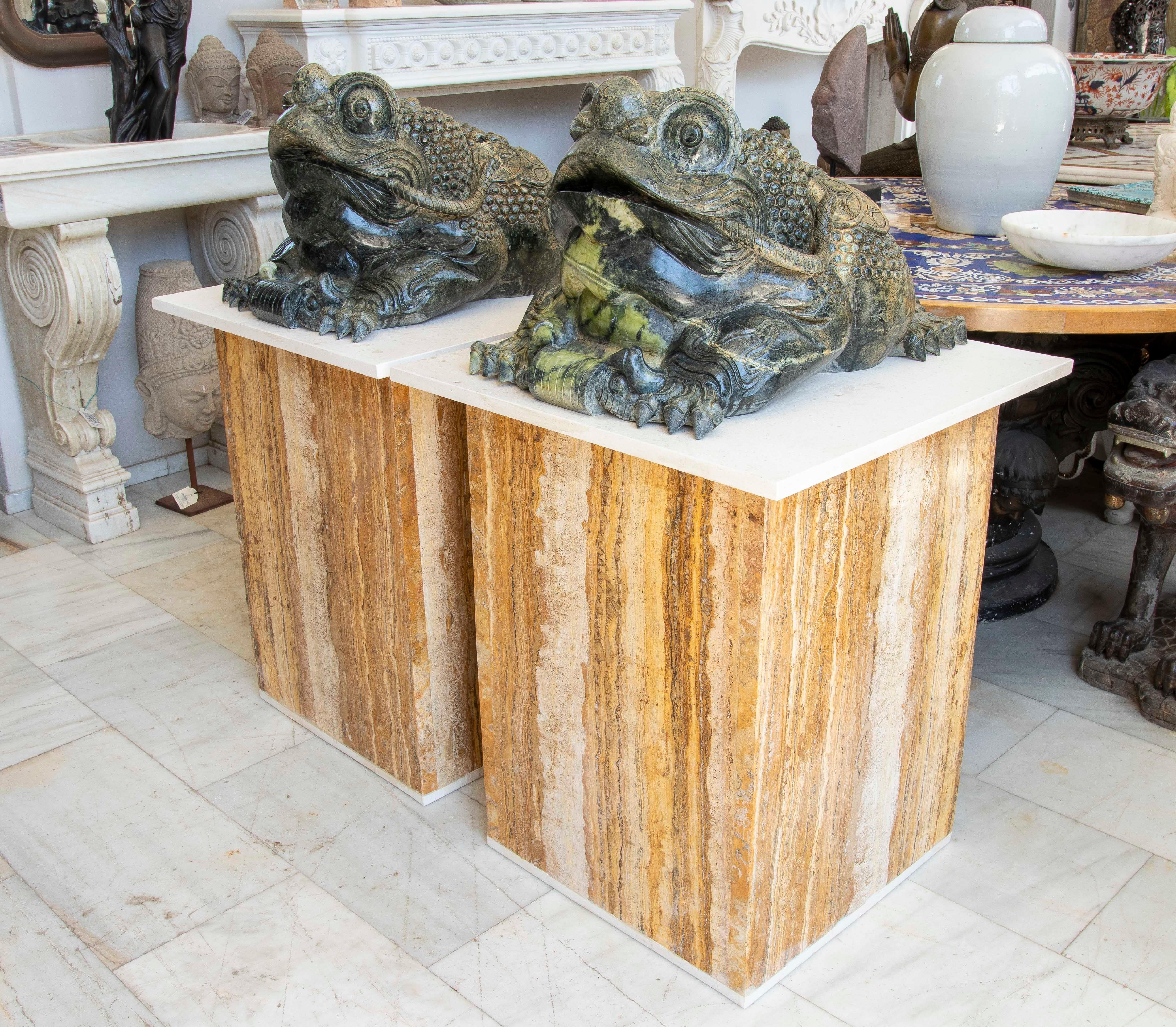 XX secolo Coppia di rane in marmo verde intagliate a mano del 1970 con base in travertino in vendita