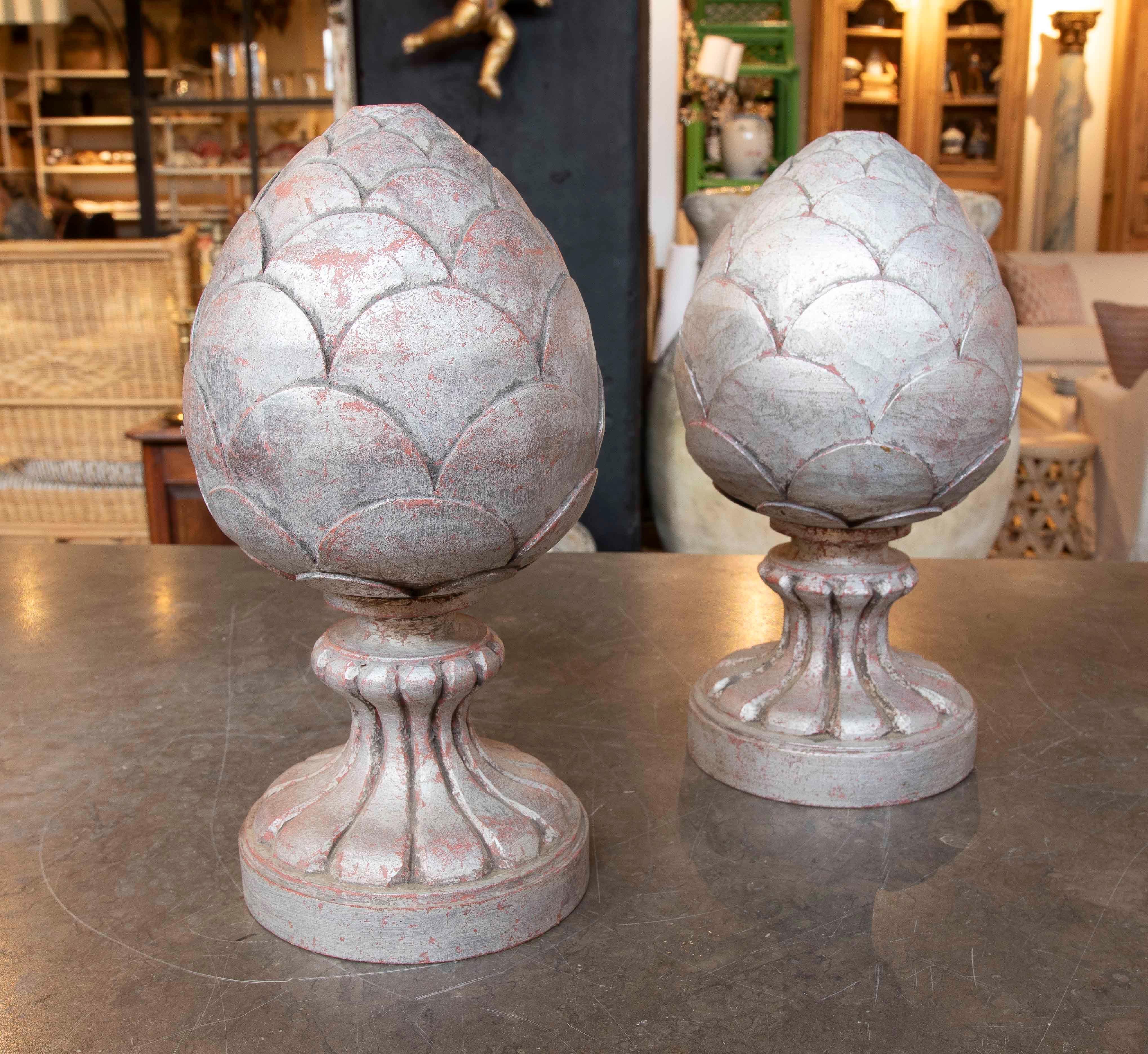 Spanish 1970s Pair of Hand Carved Wooden Pineapple Finials with Silver Color Finish For Sale