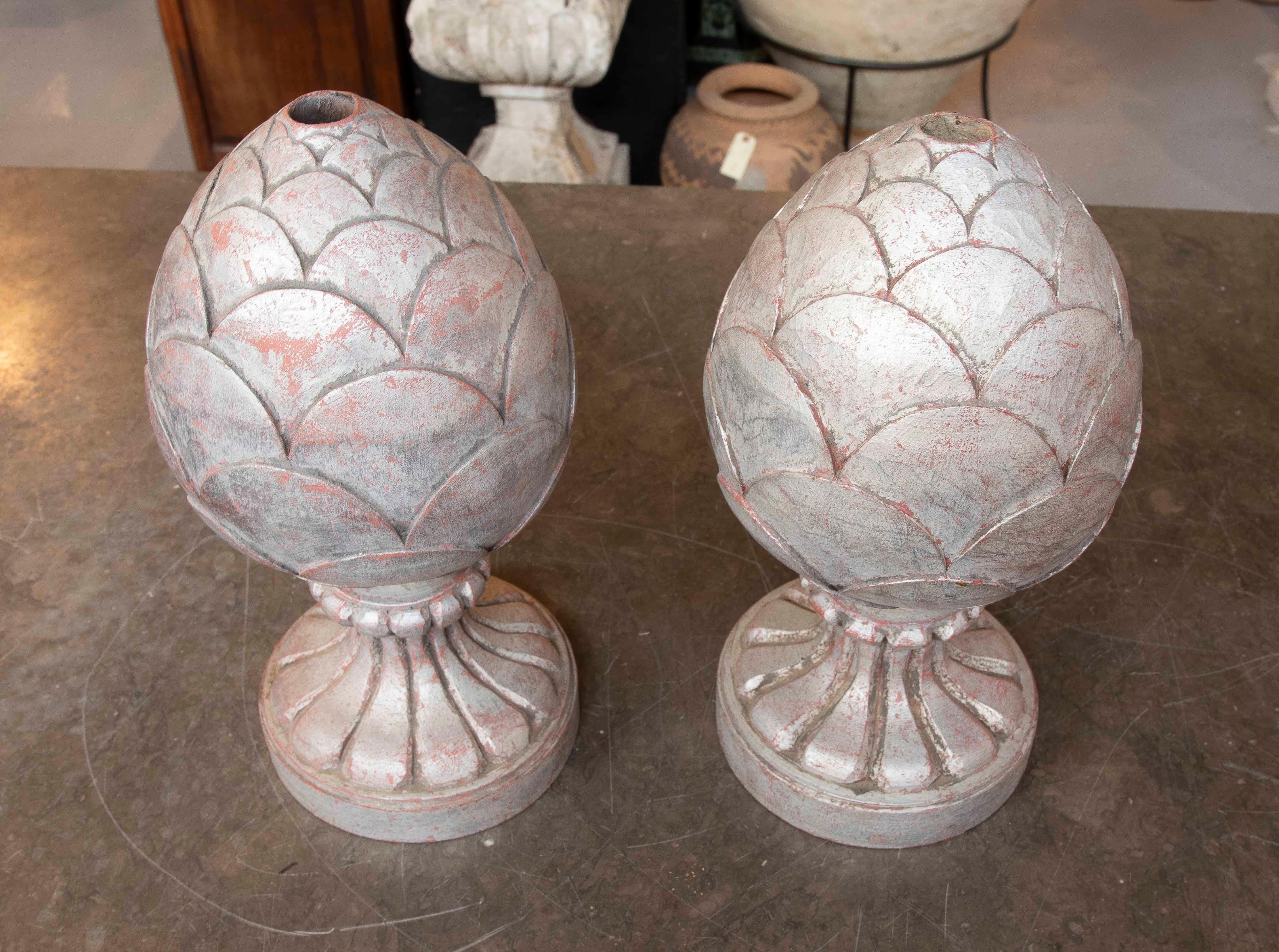 Hand-Painted 1970s Pair of Hand Carved Wooden Pineapple Finials with Silver Color Finish For Sale