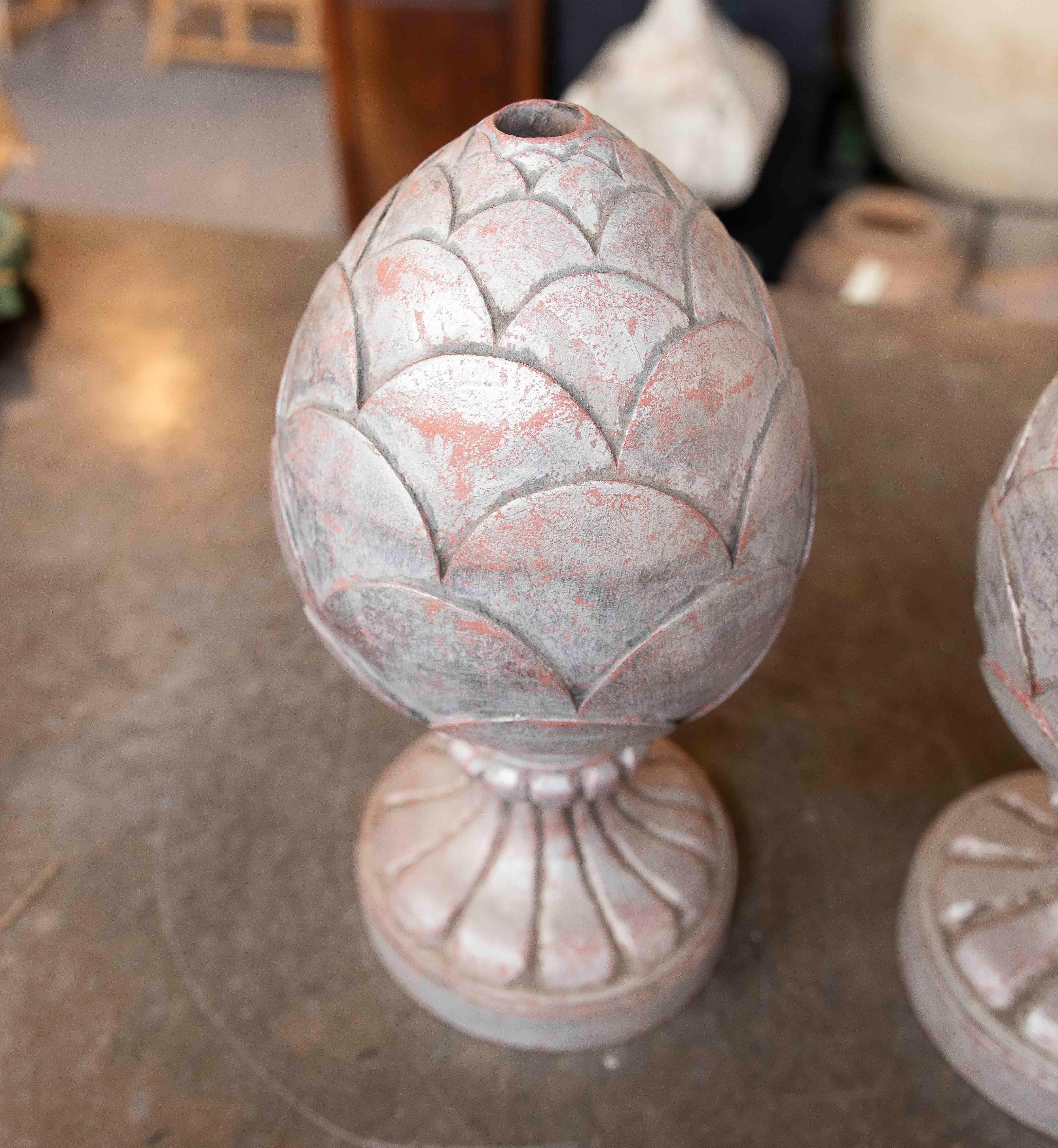 1970s Pair of Hand Carved Wooden Pineapple Finials with Silver Color Finish In Good Condition For Sale In Marbella, ES