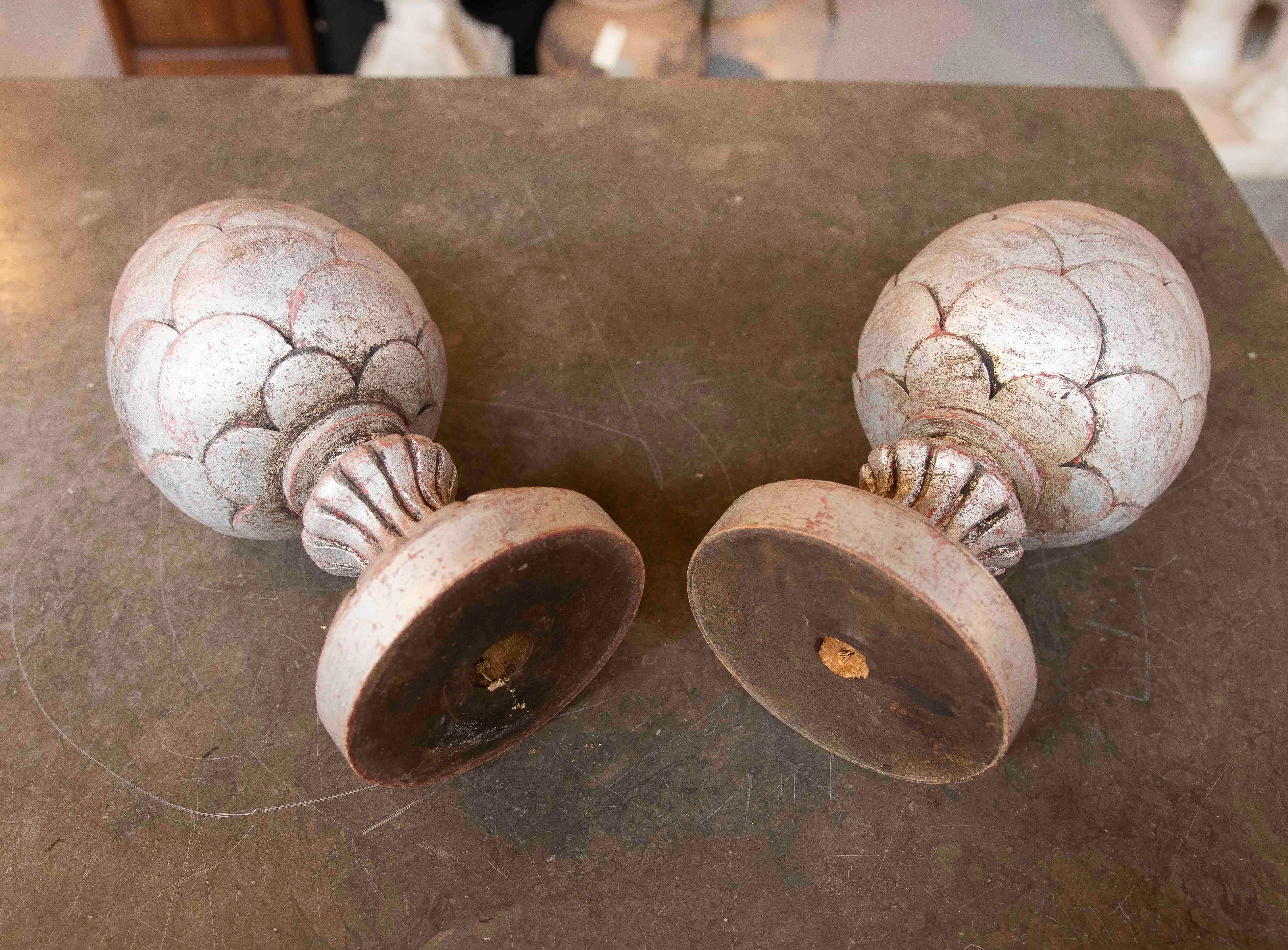 1970s Pair of Hand Carved Wooden Pineapple Finials with Silver Color Finish For Sale 2