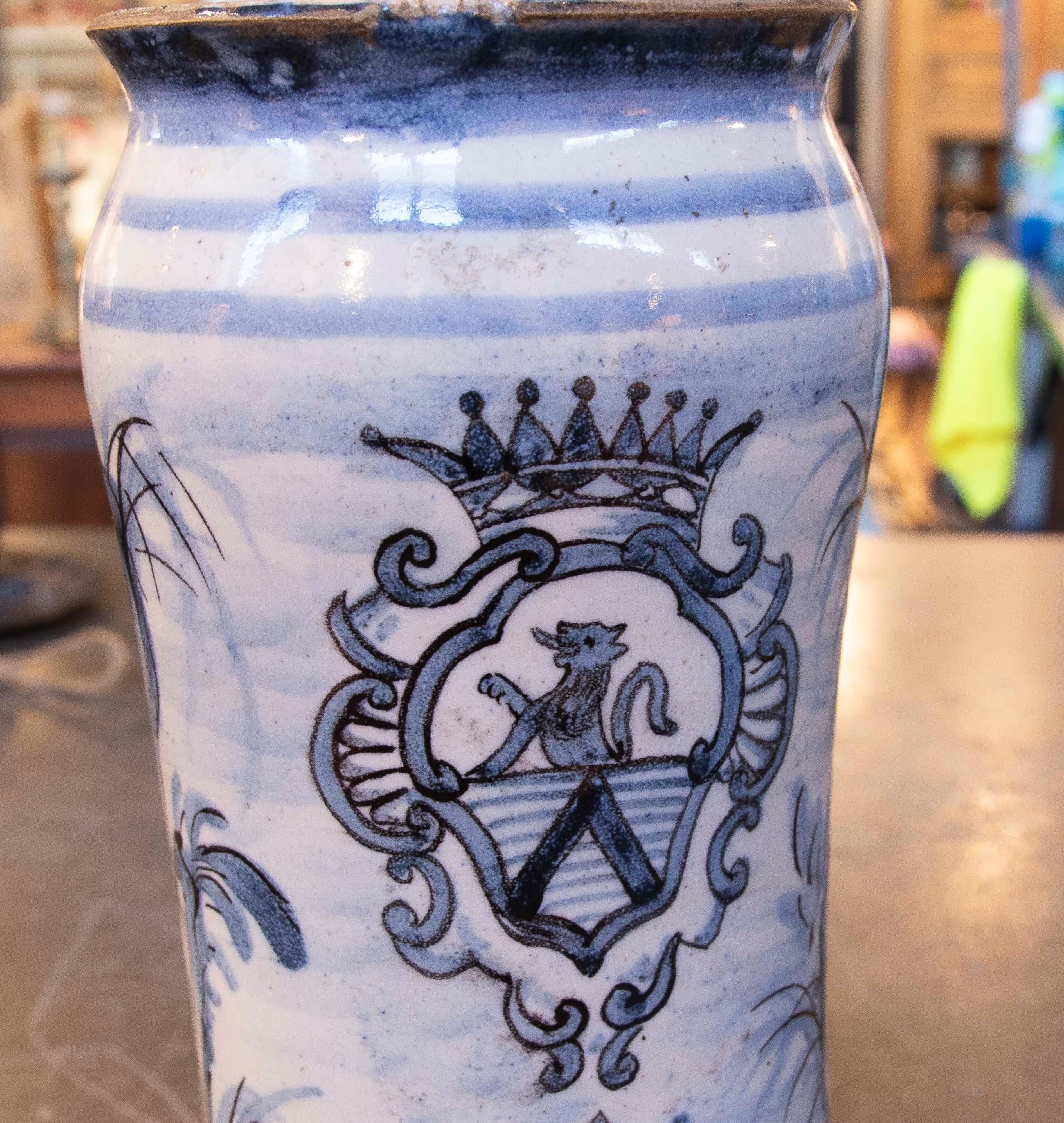 Paire de vases en céramique peints à la main avec des armoiries héraldiques des années 1970 en vente 3
