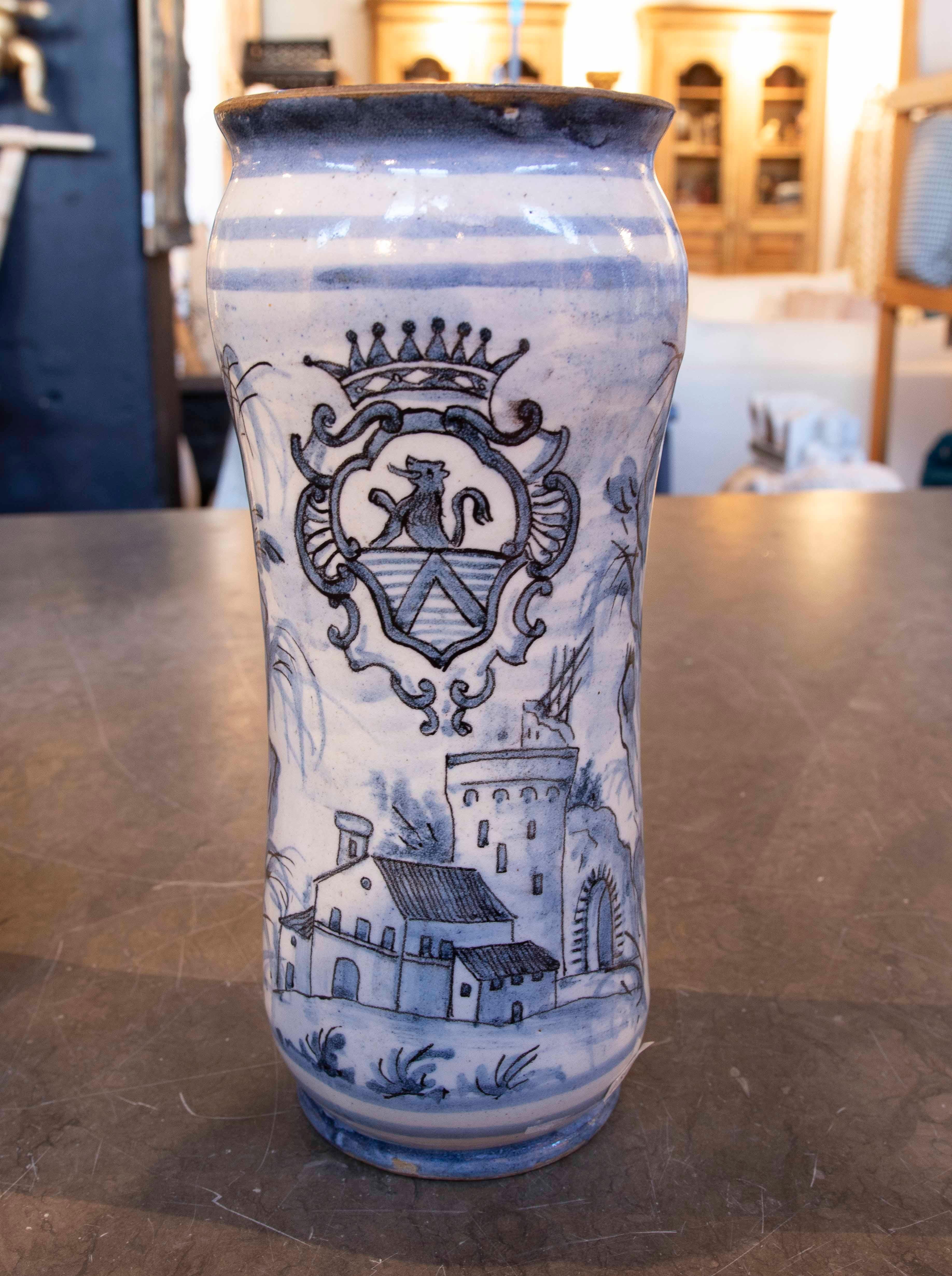Paire de vases en céramique peints à la main avec des armoiries héraldiques des années 1970 en vente 4
