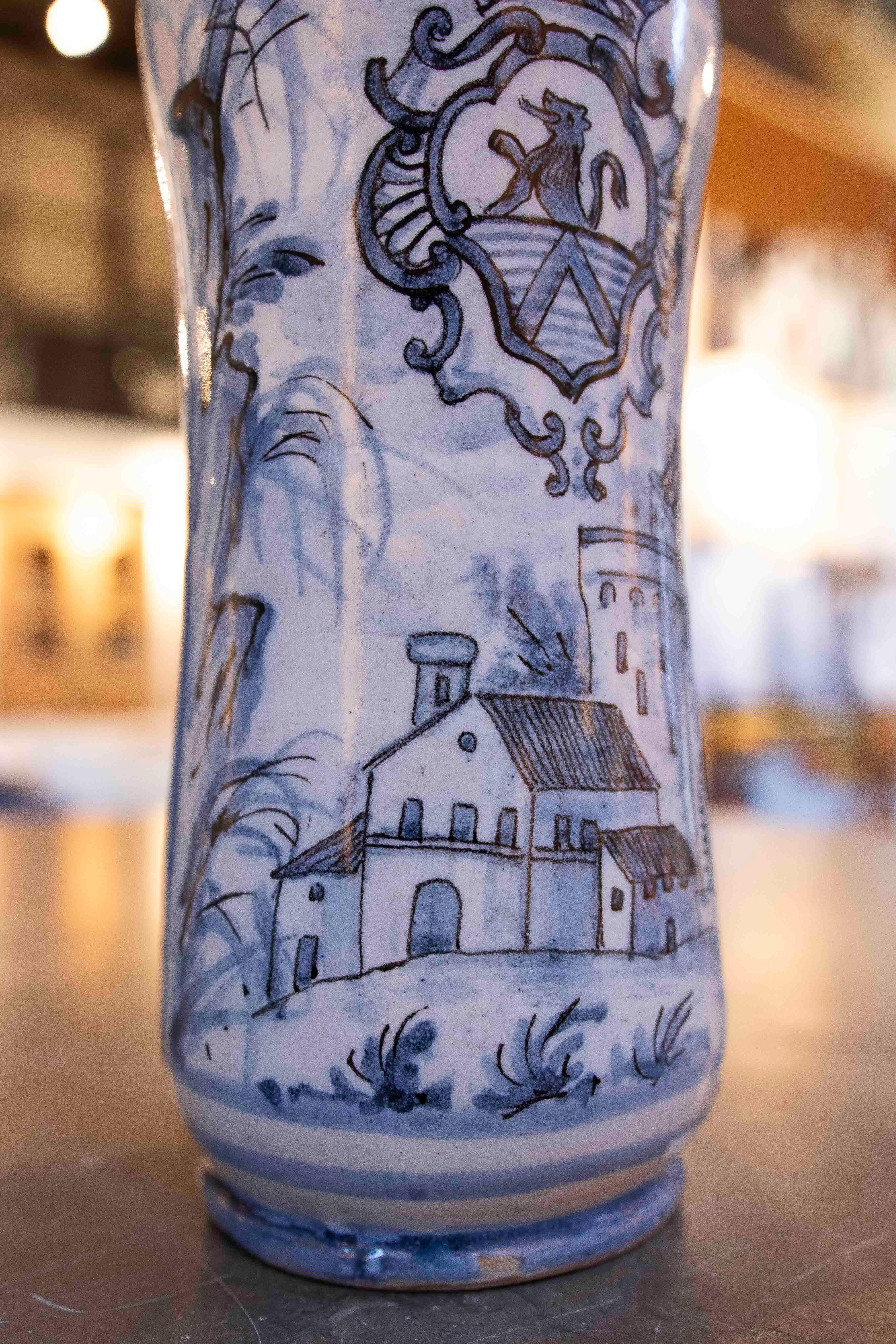 Paire de vases en céramique peints à la main avec des armoiries héraldiques des années 1970 en vente 5