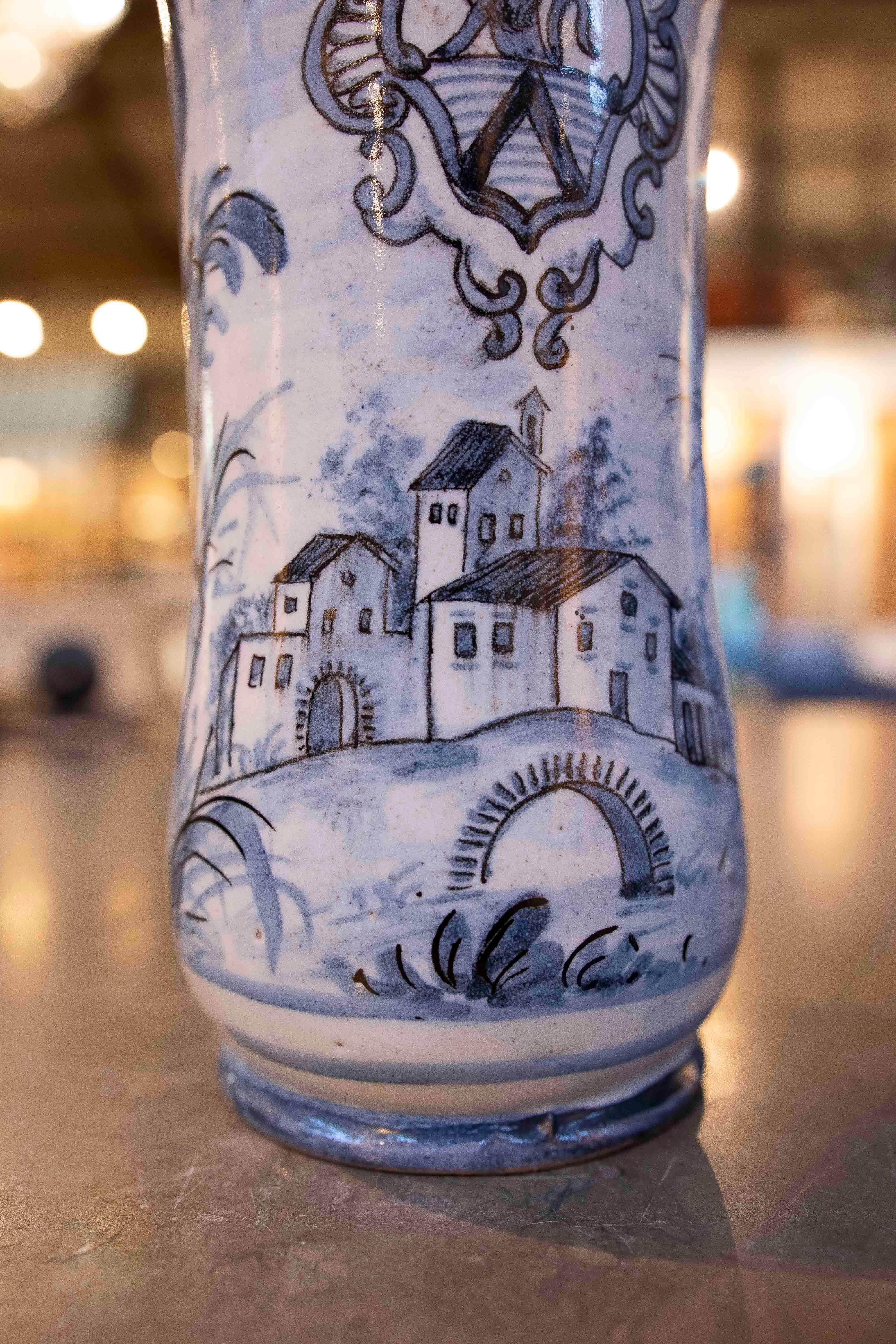 Paire de vases en céramique peints à la main avec des armoiries héraldiques des années 1970 en vente 6