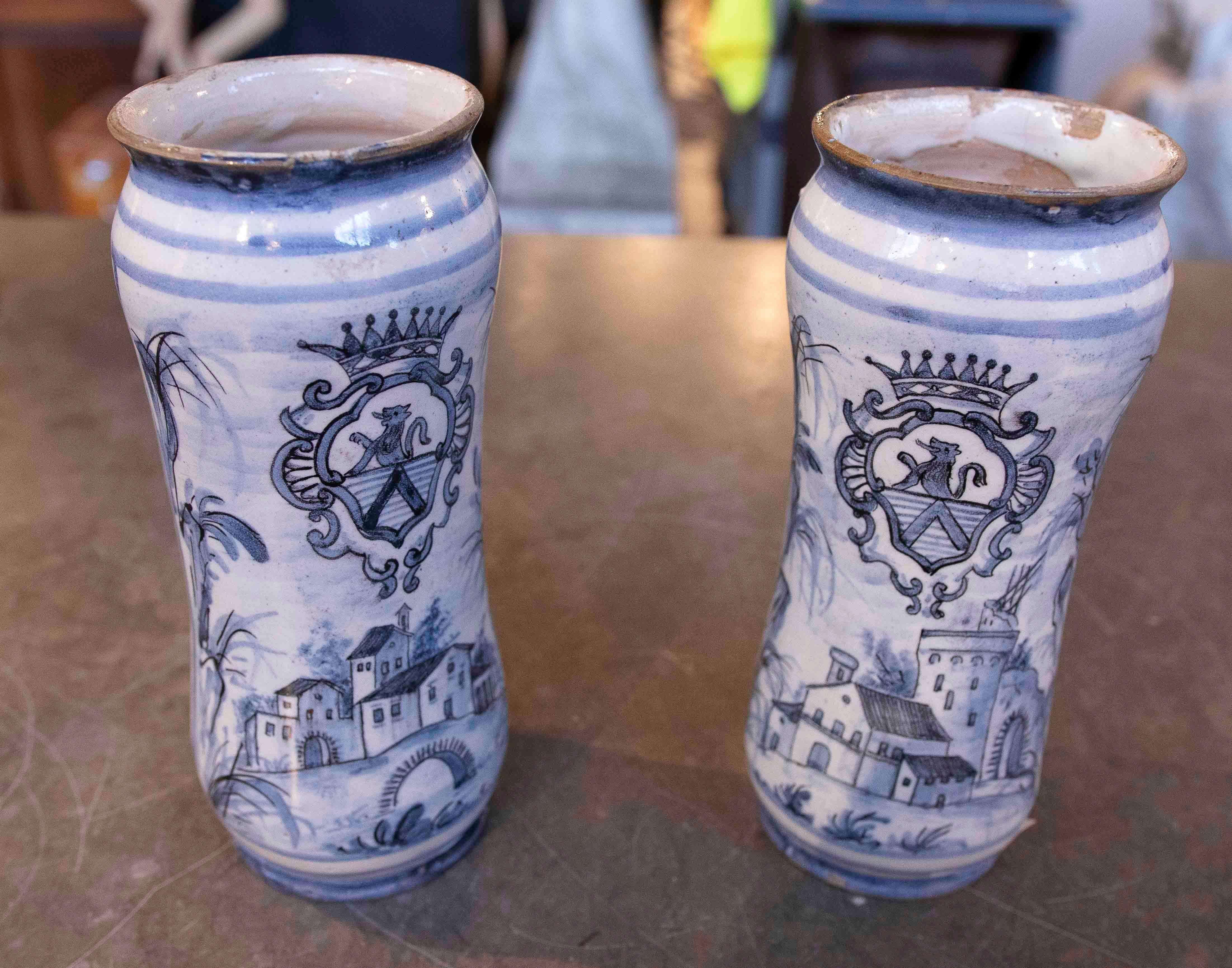 Vernissé Paire de vases en céramique peints à la main avec des armoiries héraldiques des années 1970 en vente