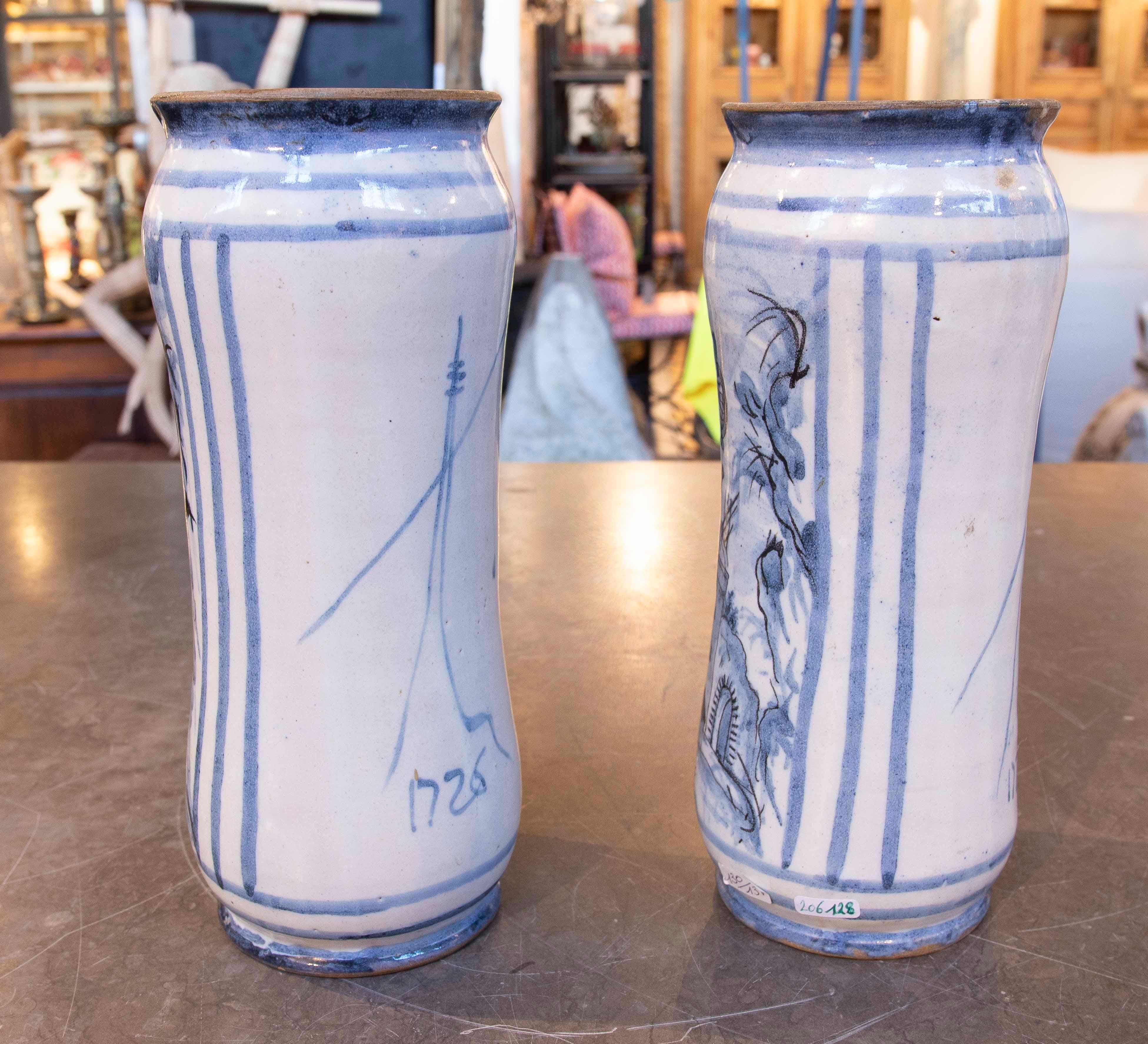 Paire de vases en céramique peints à la main avec des armoiries héraldiques des années 1970 Bon état - En vente à Marbella, ES