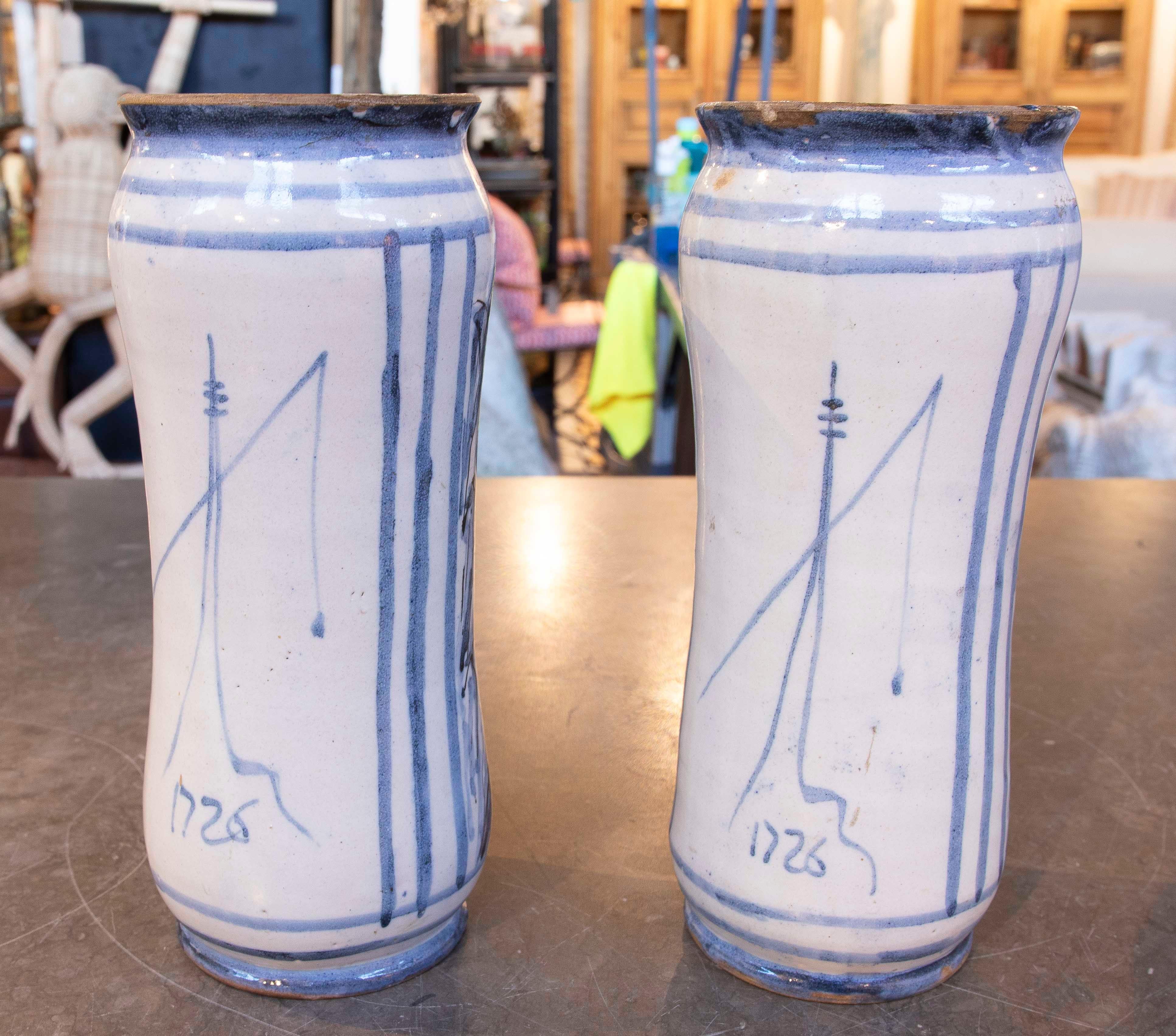 20ième siècle Paire de vases en céramique peints à la main avec des armoiries héraldiques des années 1970 en vente