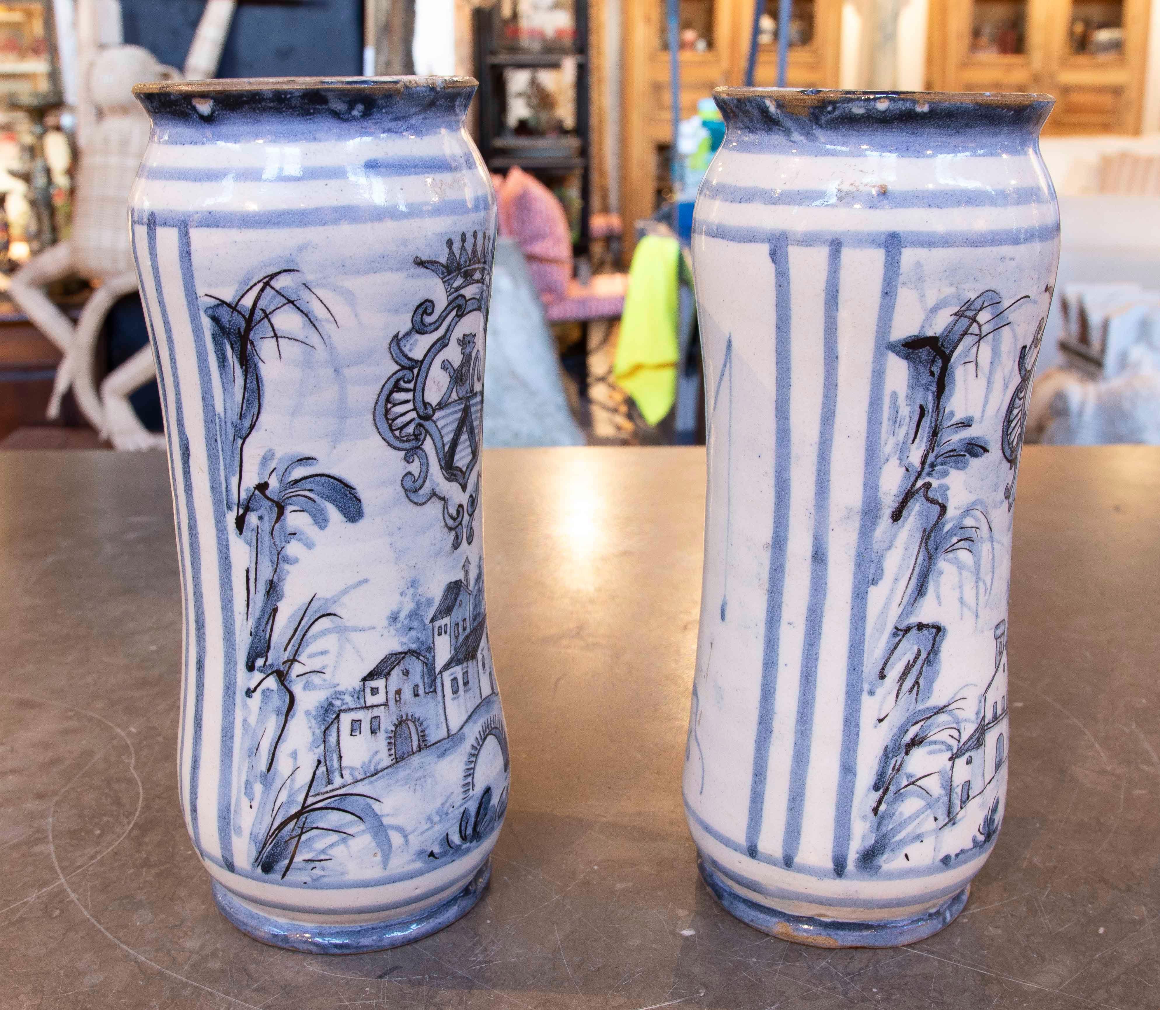 Céramique Paire de vases en céramique peints à la main avec des armoiries héraldiques des années 1970 en vente