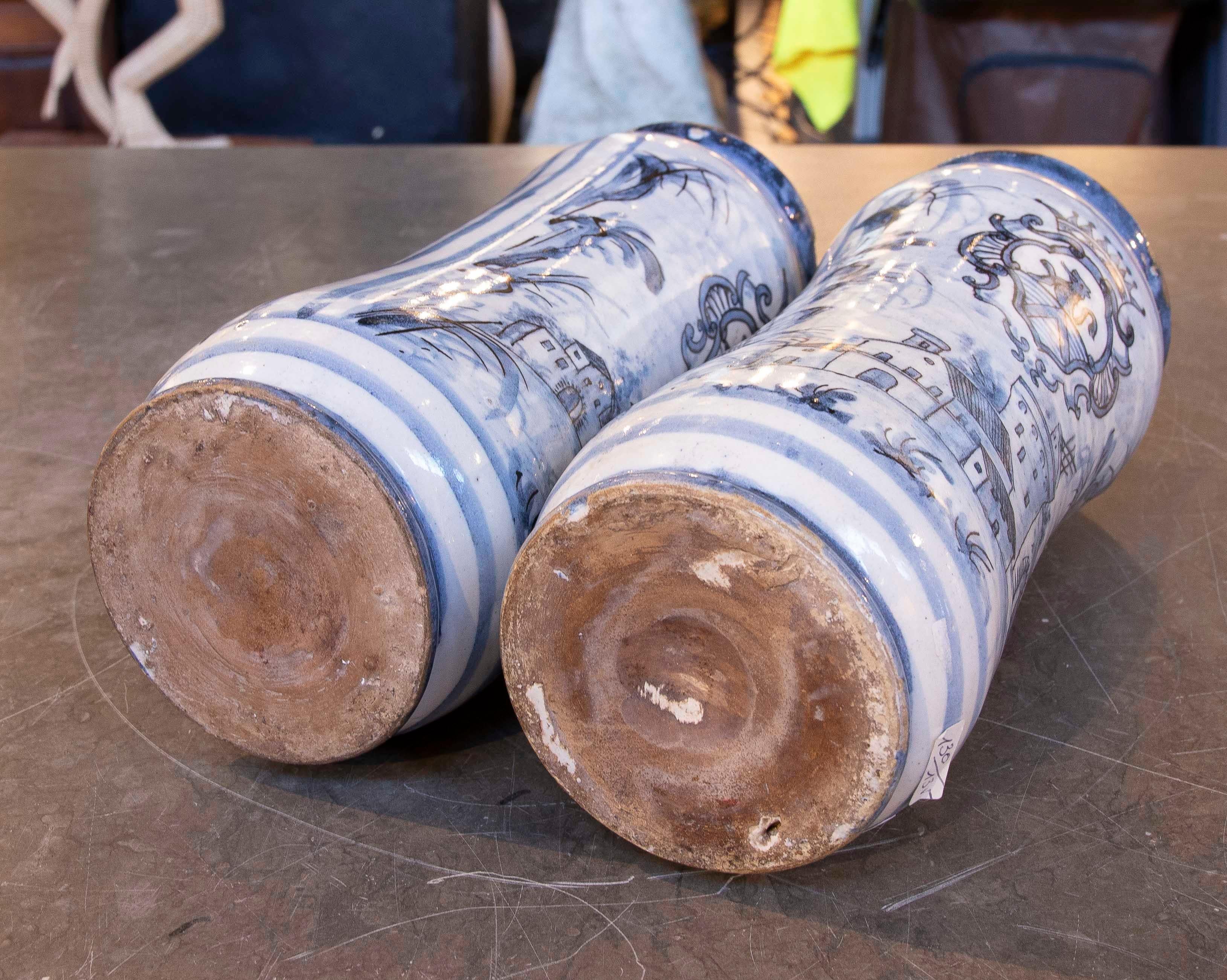 Paire de vases en céramique peints à la main avec des armoiries héraldiques des années 1970 en vente 1