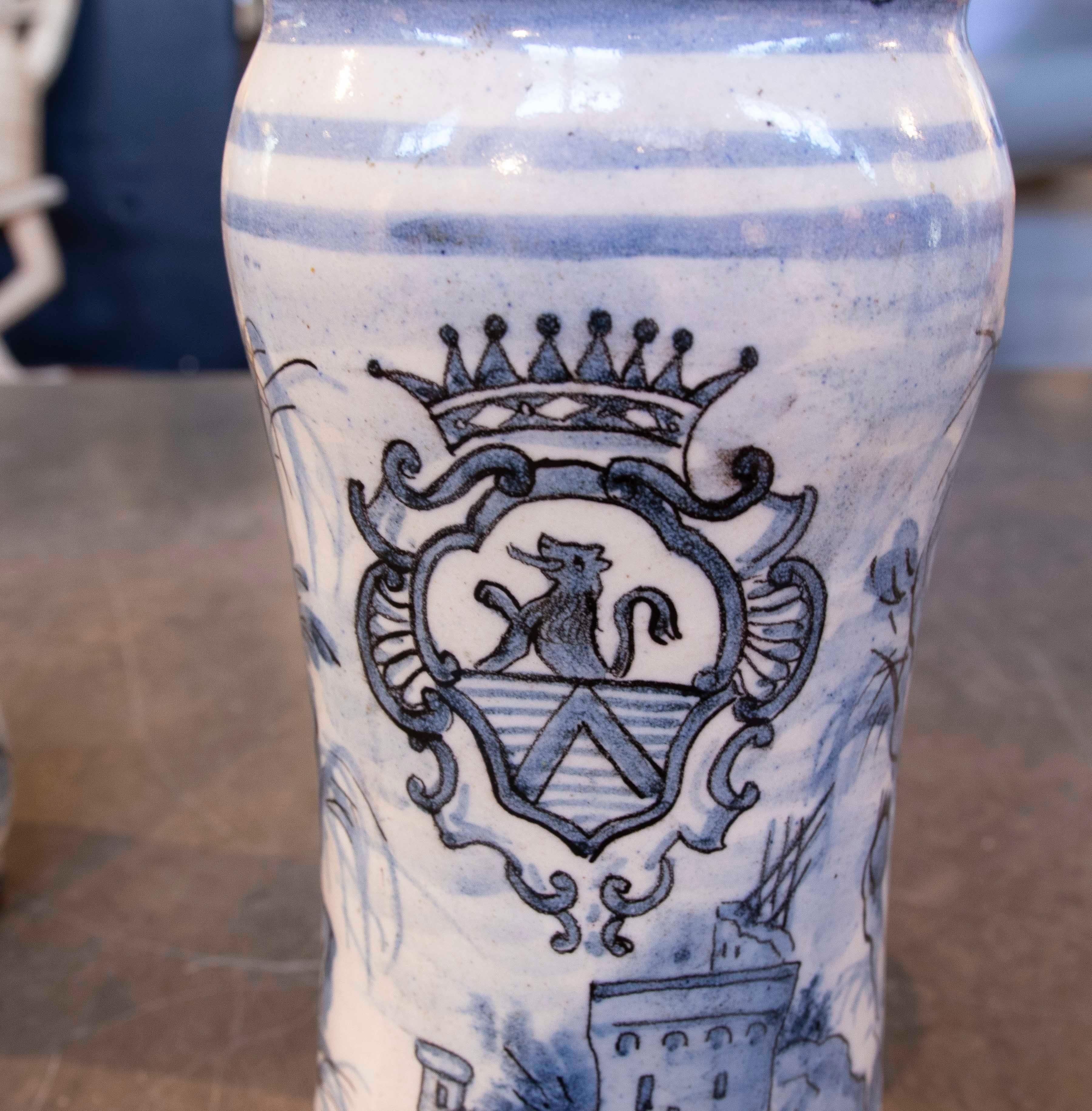 Paire de vases en céramique peints à la main avec des armoiries héraldiques des années 1970 en vente 2