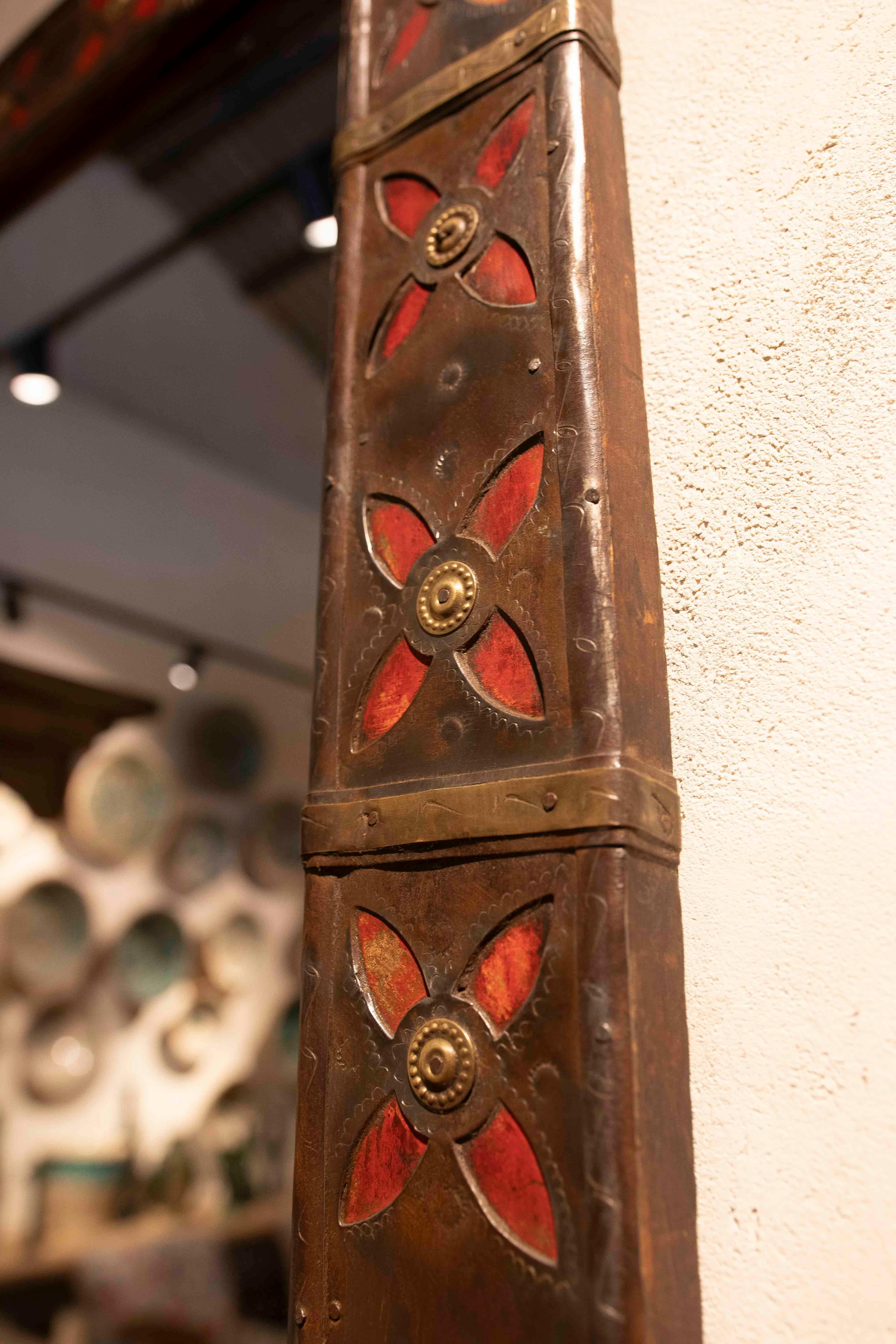1970s Pair of Handcrafted Mirrors with Iron-Decorated Frames and Red Details For Sale 5