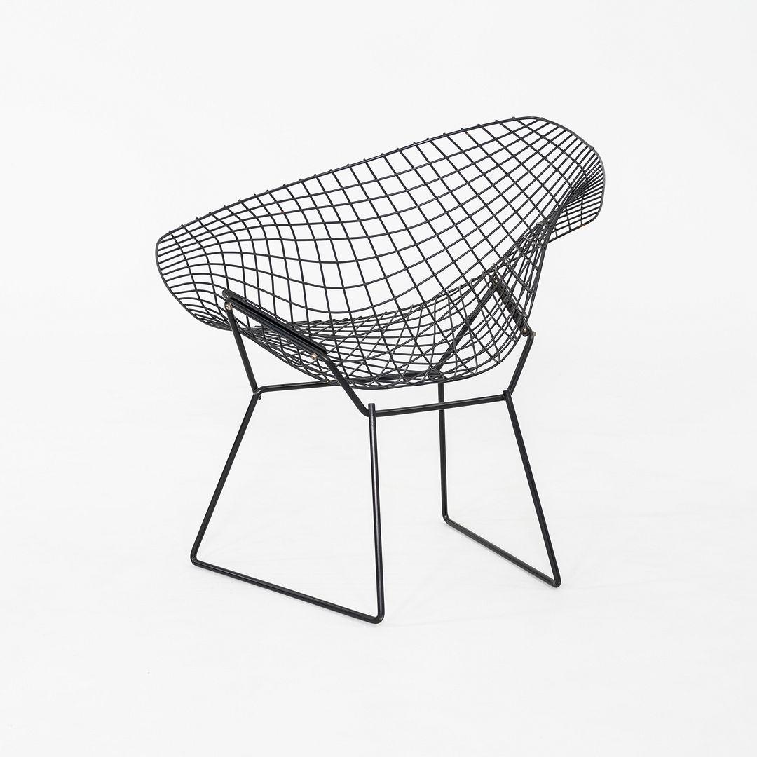 Il s'agit d'une paire de chaises longues Bertoia Diamond, conçues à l'origine en 1952 par Harry Bertoia pour Knoll International. Ces exemples particuliers datent des années 1970. Leur conception consiste en un siège en fil d'acier revêtu de poudre
