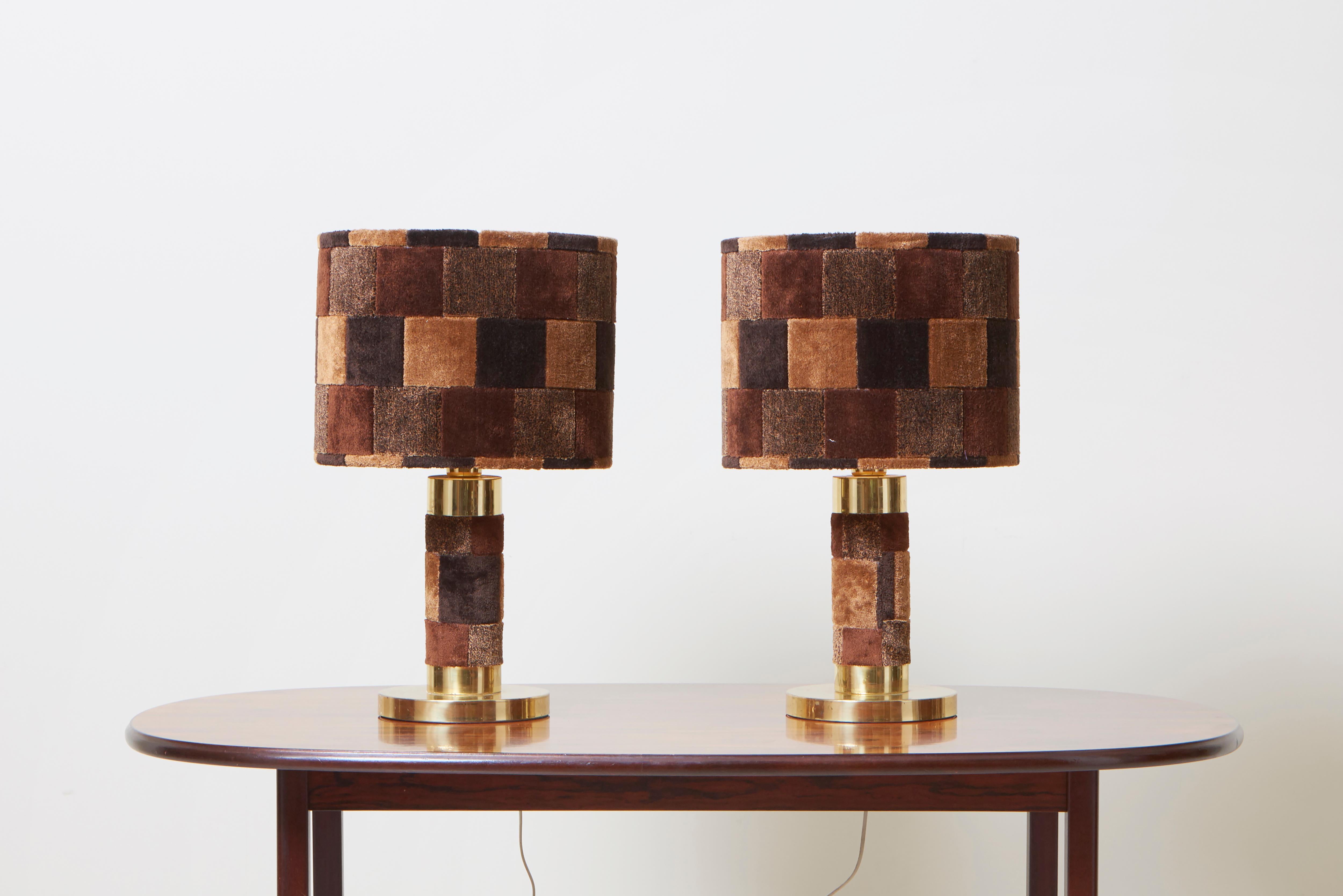 Pair of 1970s table lamps in brass and carpet in Hollywood Regency design.
1 x E27 / A bulb each lamp.

To be on the safe side, the lamp should be checked locally by a specialist concerning local requirements.