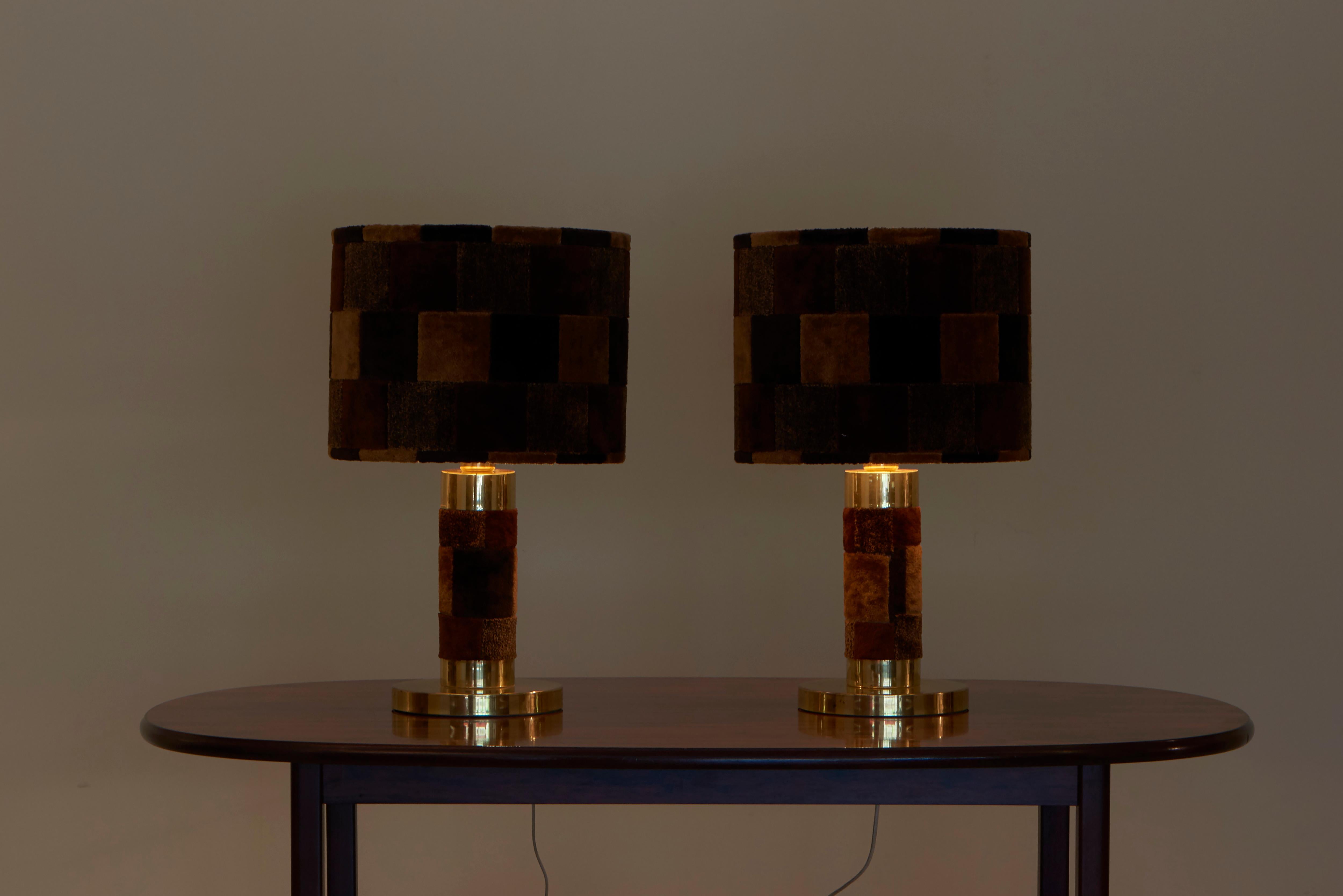 1970s Pair of Hollywood Regency Table Lamps in Brass and Carpet In Fair Condition For Sale In Berlin, BE