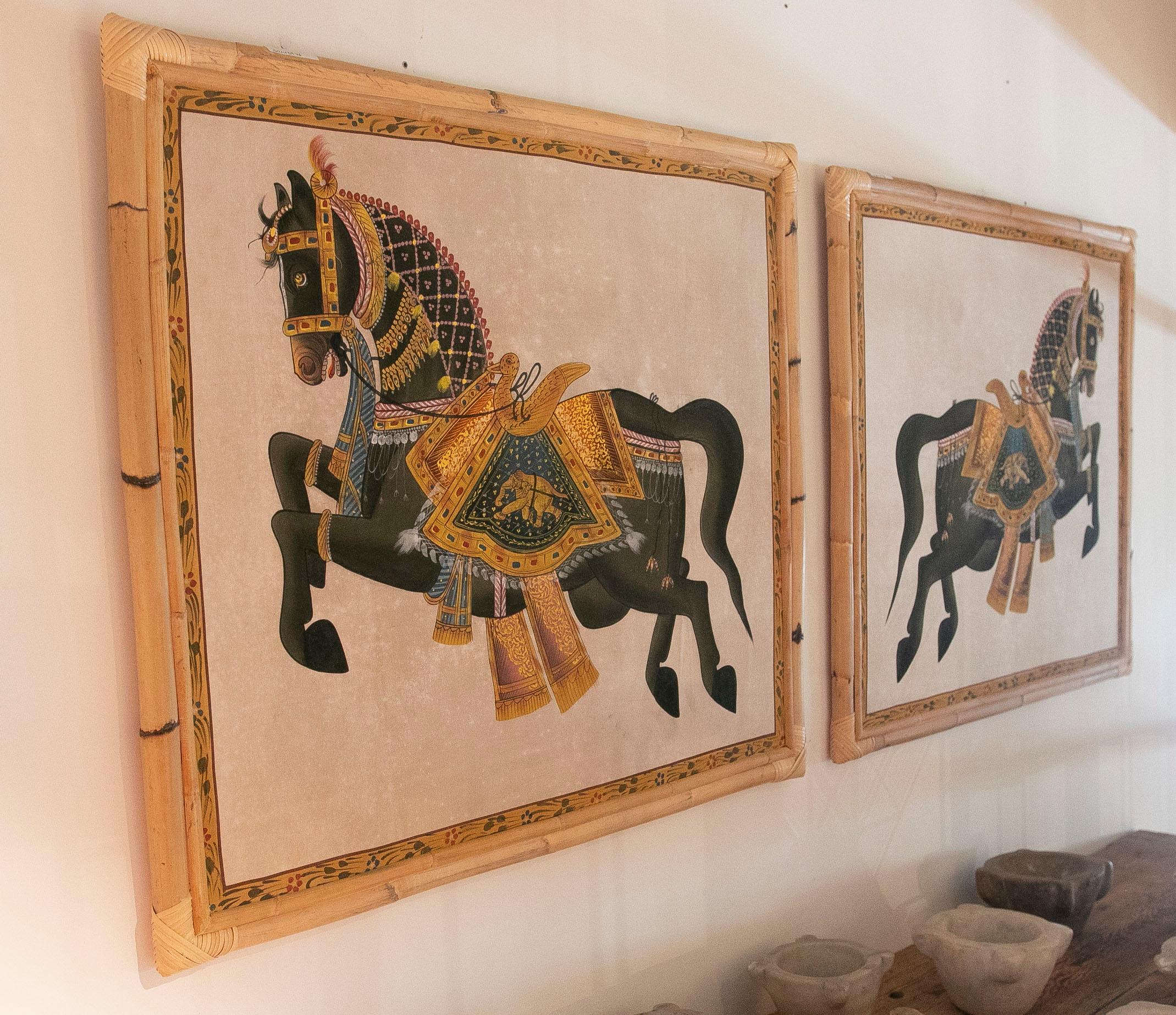 Peint à la main Paire de chevaux peints sur toile et encadrés de bambou, années 1970  en vente