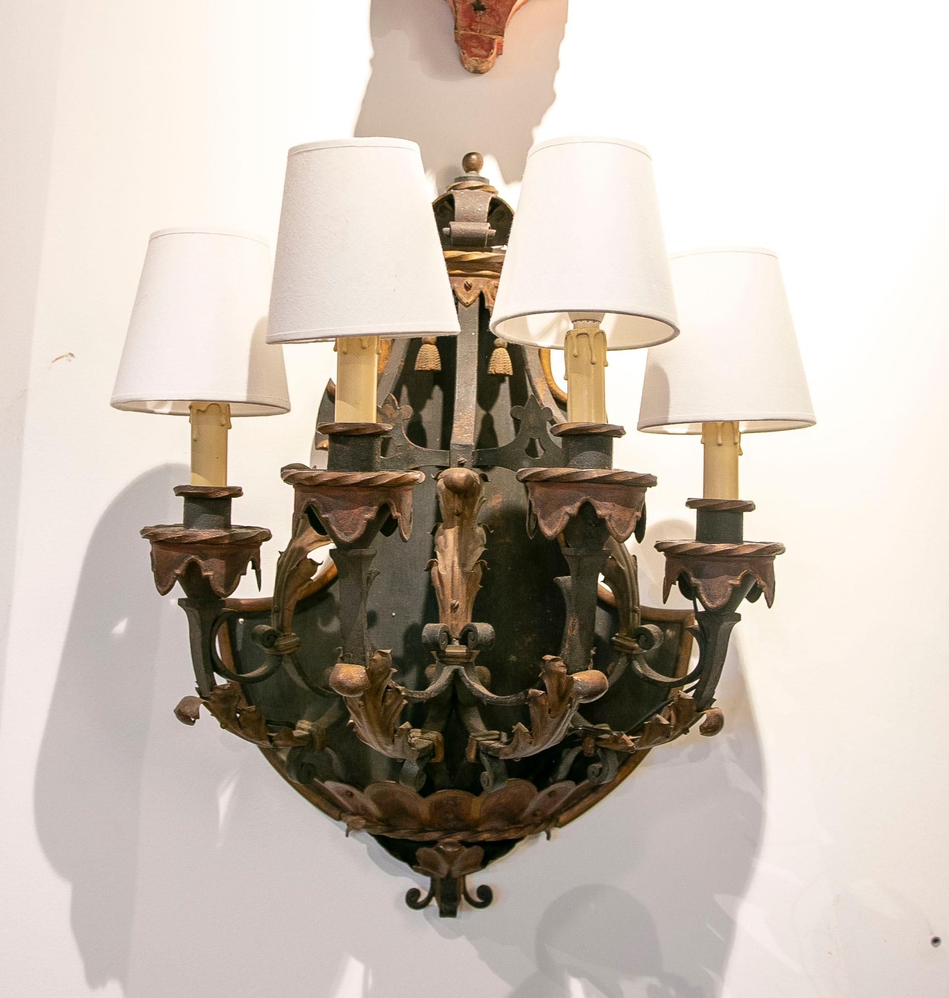 1970s Pair of Iron Sconces with Leaf Decoration  In Good Condition For Sale In Marbella, ES