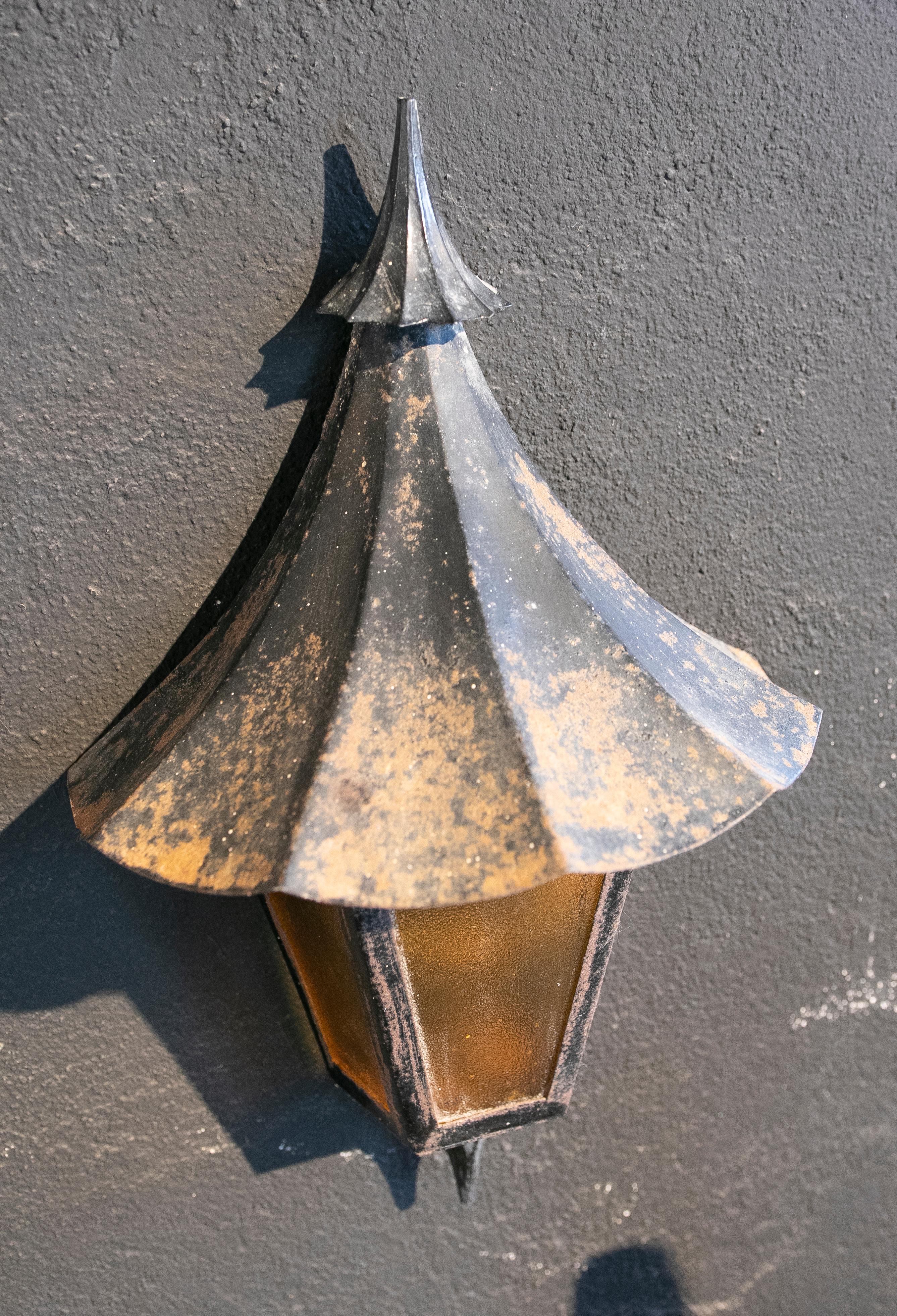 Ein Paar Eisen-Wandlampen aus den 1970er Jahren mit Originalglas im Angebot 4