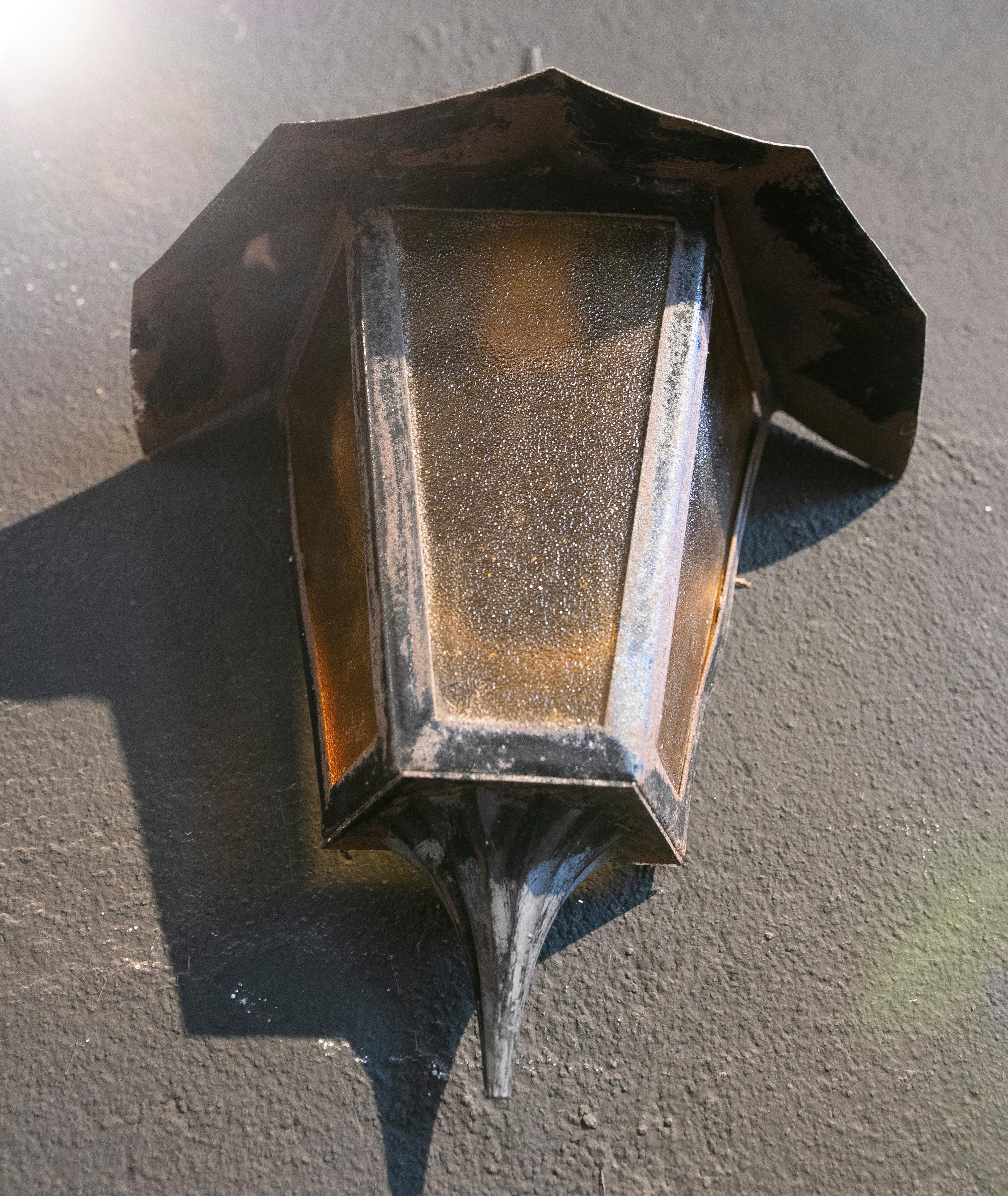 Ein Paar Eisen-Wandlampen aus den 1970er Jahren mit Originalglas im Angebot 1