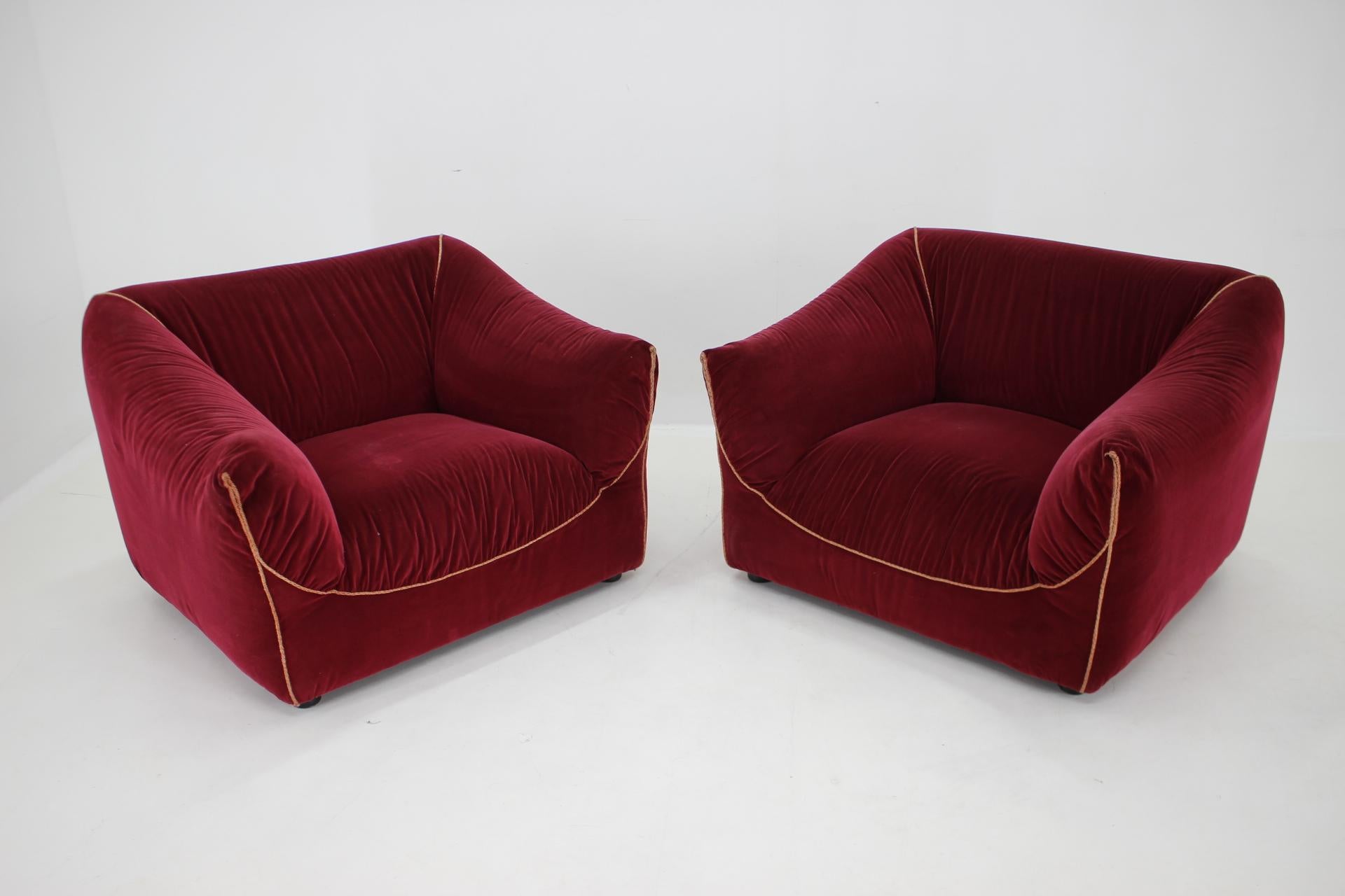 Mid-Century Modern 1970s Pair of Italian Armchairs in Velvet  For Sale