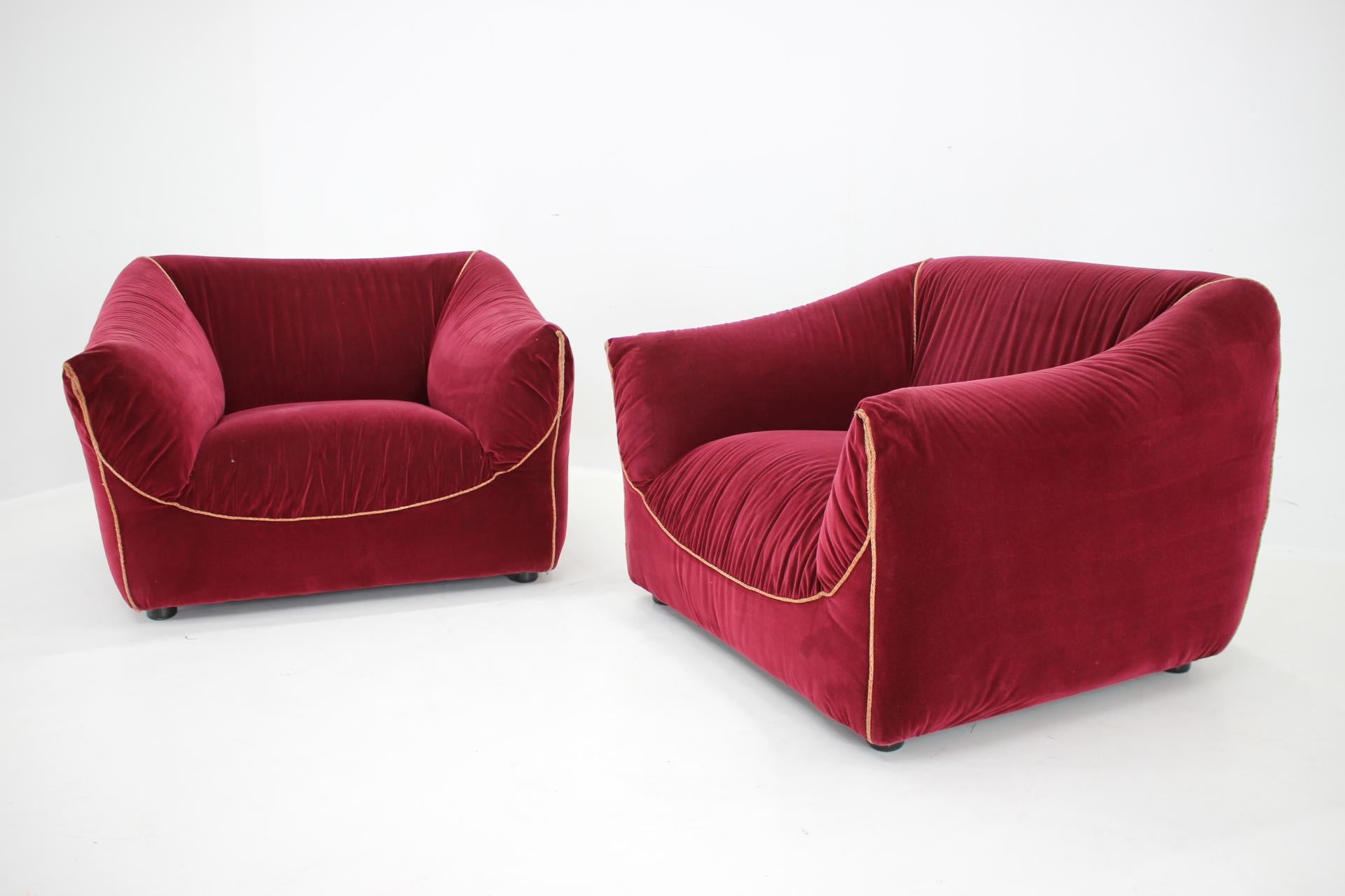 1970er Paar italienische Sessel aus Samt  im Zustand „Gut“ im Angebot in Praha, CZ