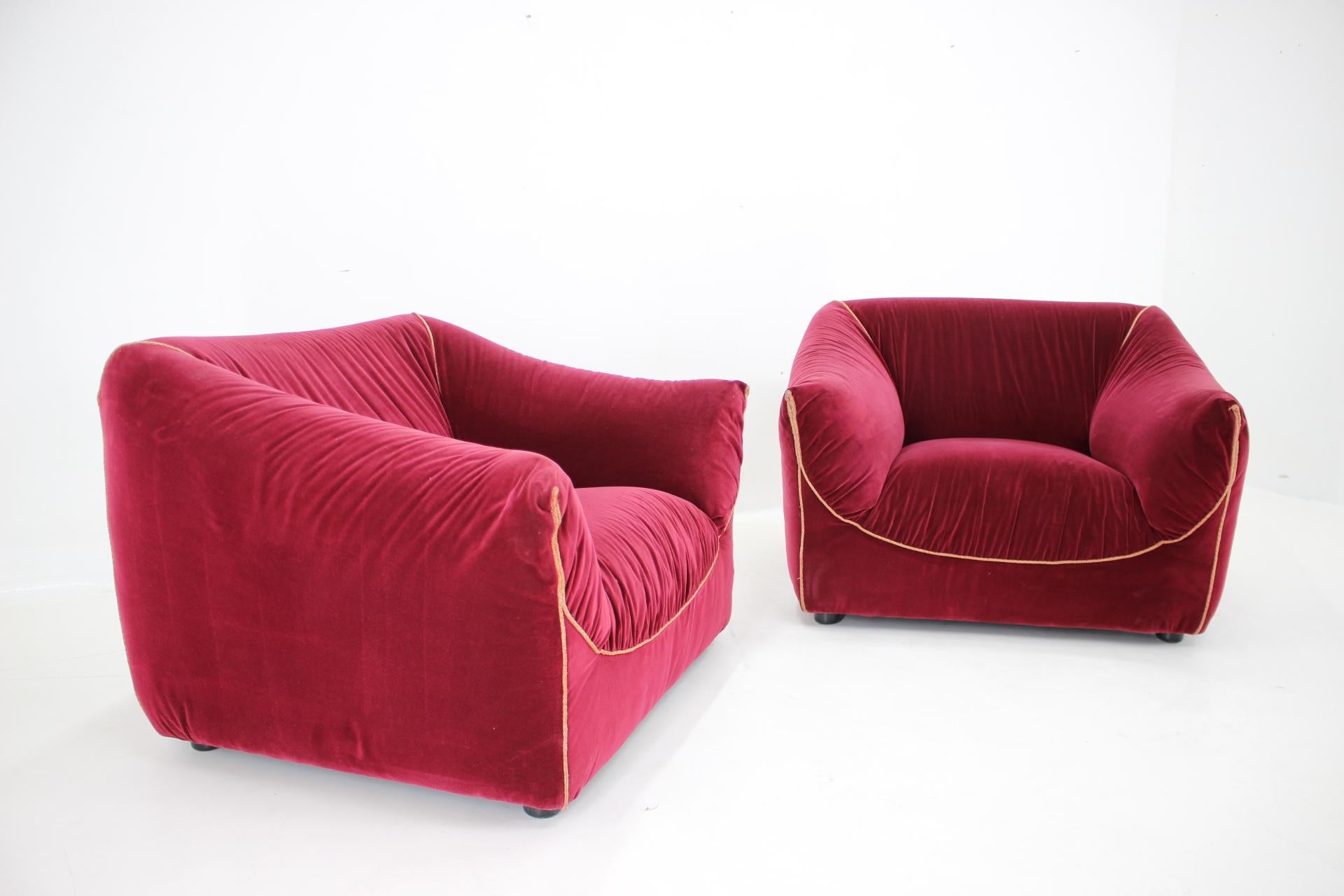 Late 20th Century 1970s Pair of Italian Armchairs in Velvet  For Sale