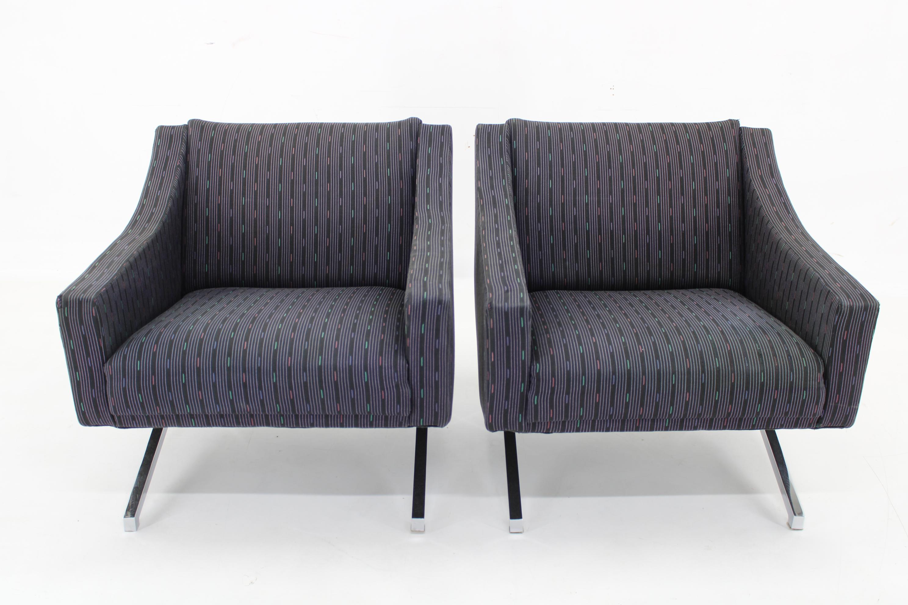  - original upholstery in good condition with some signs of use
 - Chrome plated legs in good original conditions 