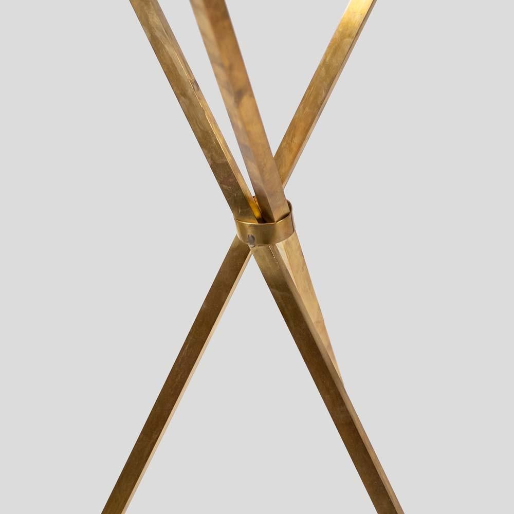 Une paire de tables en Guéridon. Pieds tripodes, structure en laiton, plateau rond en verre. Design/One 1960 École romaine

Hauteur : 63 cm
Diamètre : 39 cm
