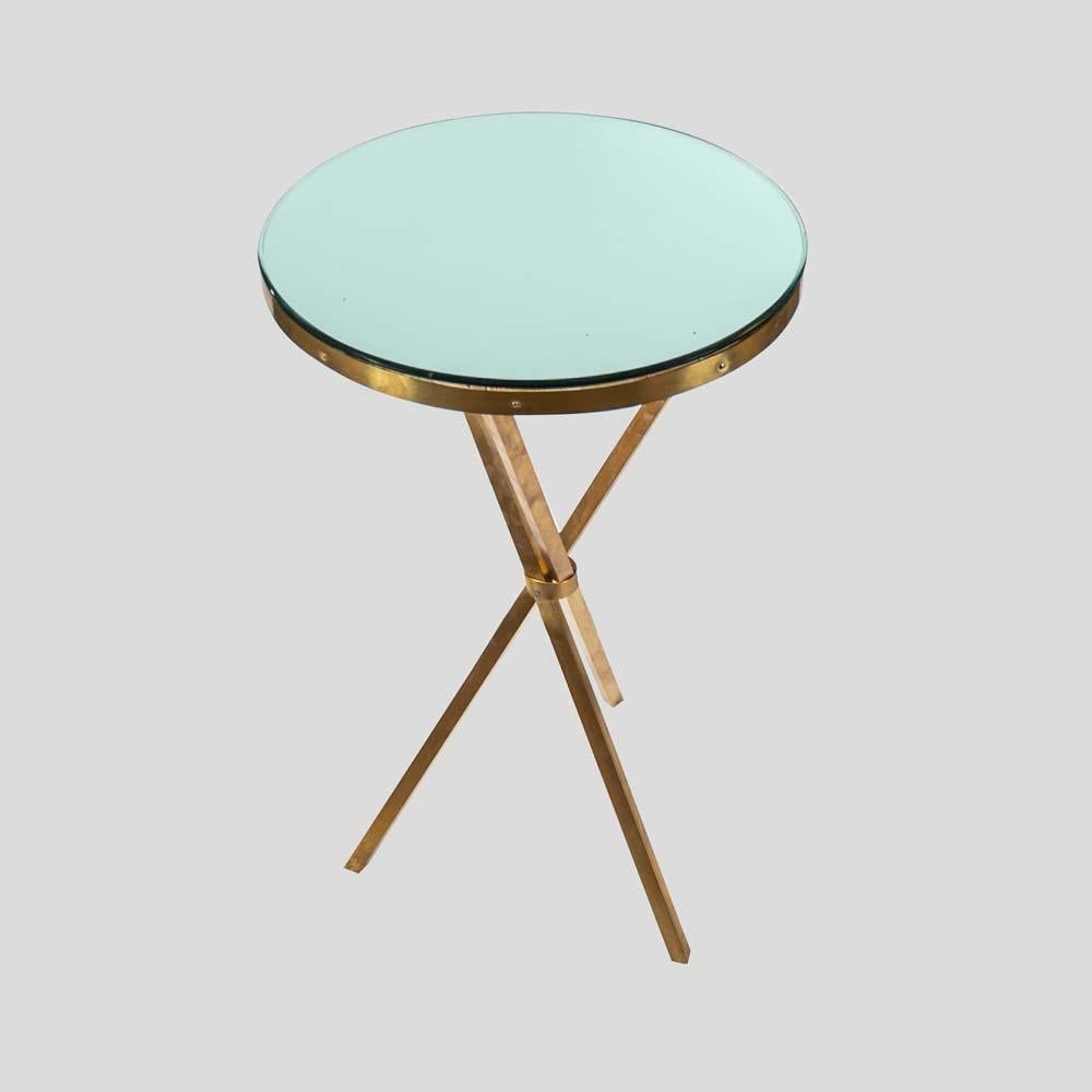 Mid-Century Modern Paire de design italien en laiton des années 1970  et tables d'appoint à base tripode en verre en vente