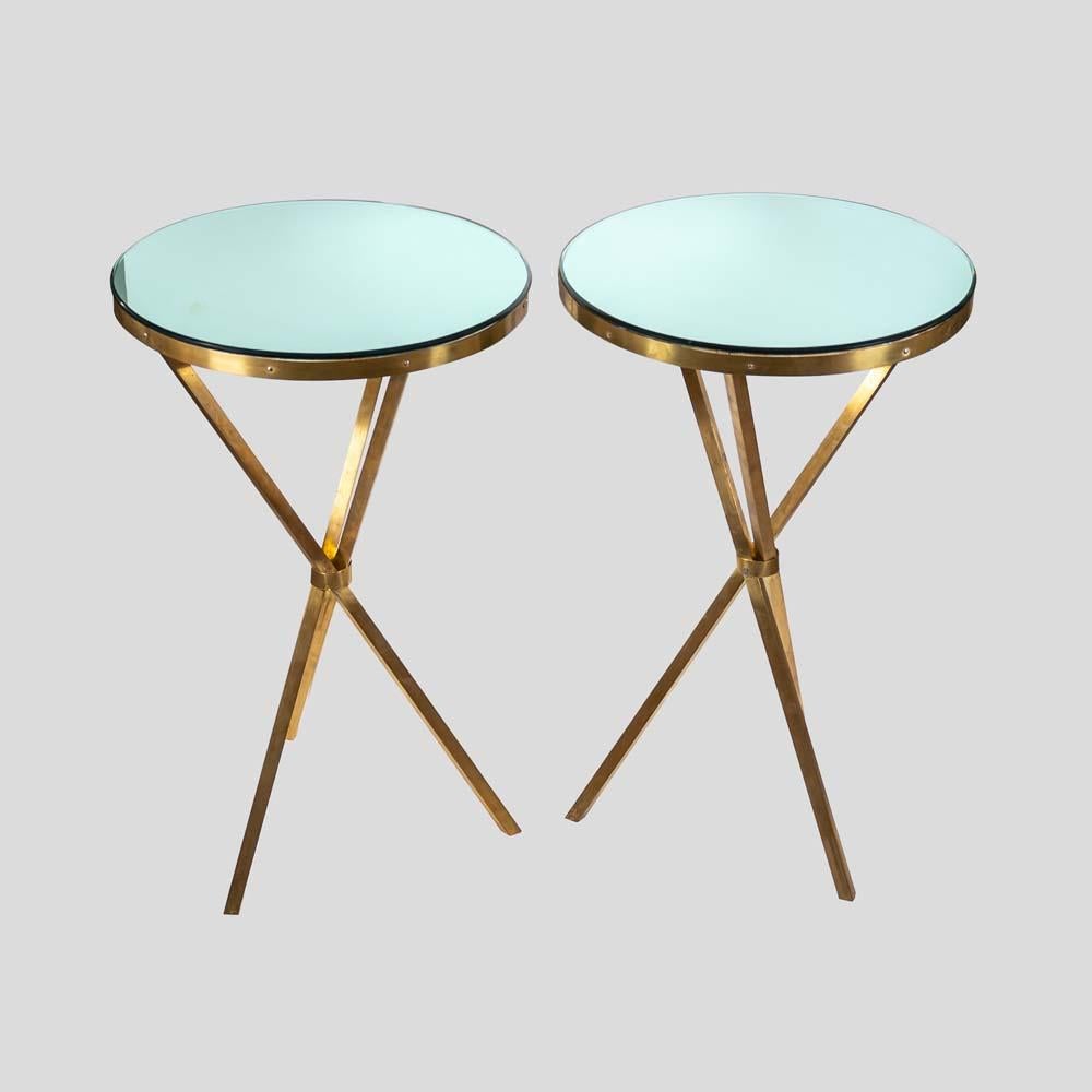 Paire de design italien en laiton des années 1970  et tables d'appoint à base tripode en verre Bon état - En vente à London, GB